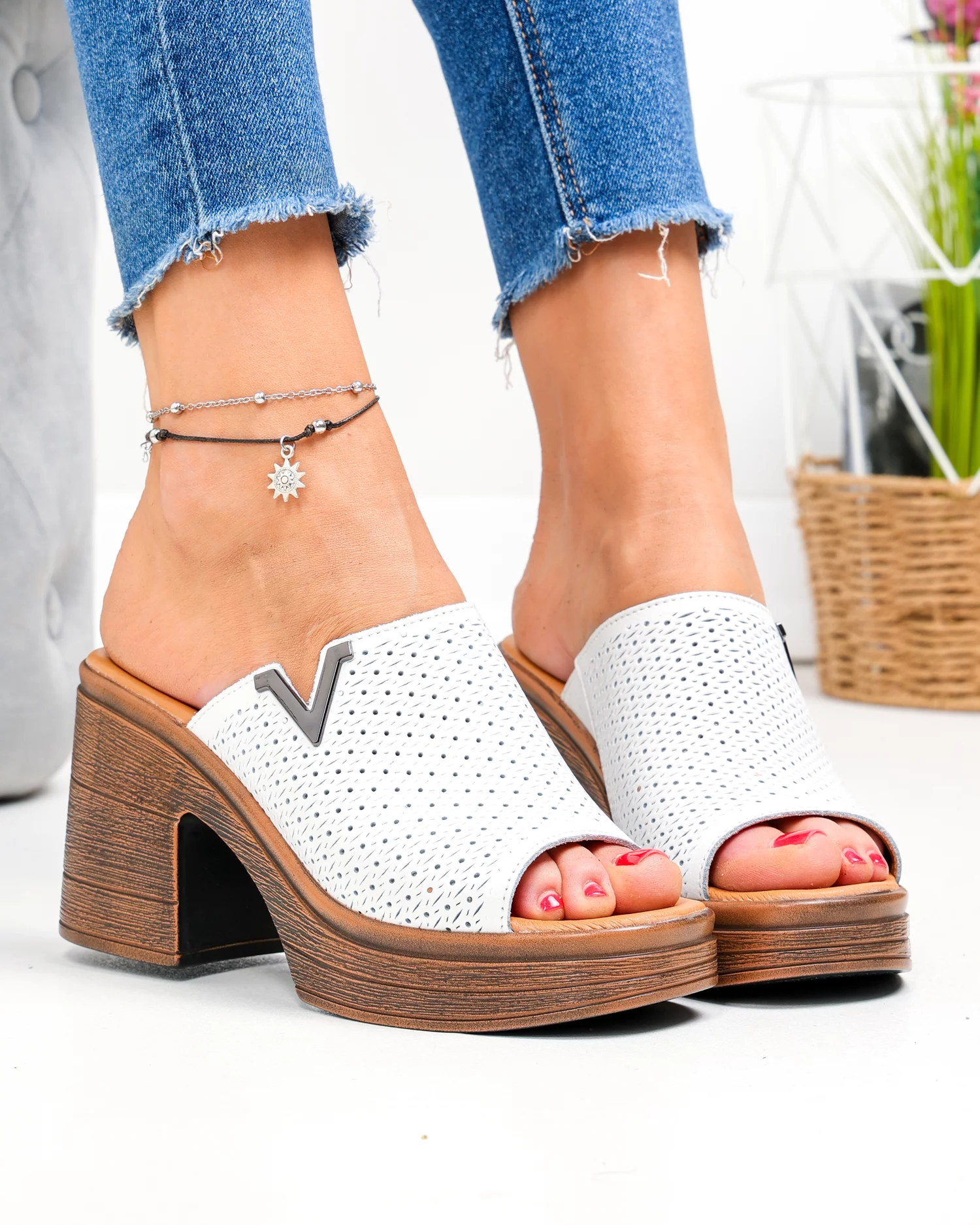 papuci-dama-piele-naturala-albi-perforati-cu-toc-gros-jy3695-89620-2.webp