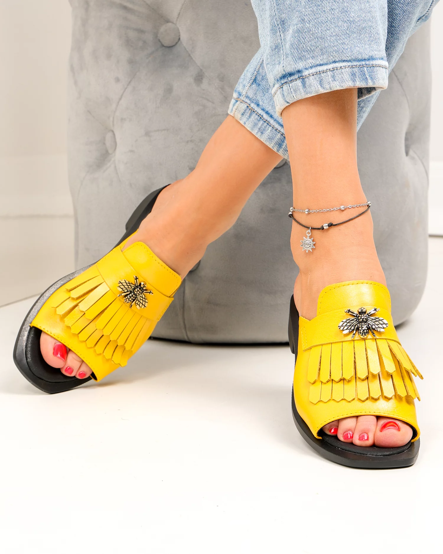 papuci-dama-piele-naturala-galbeni-cu-accesoriu-albina-si-franjuri-pv978-87805-2.webp