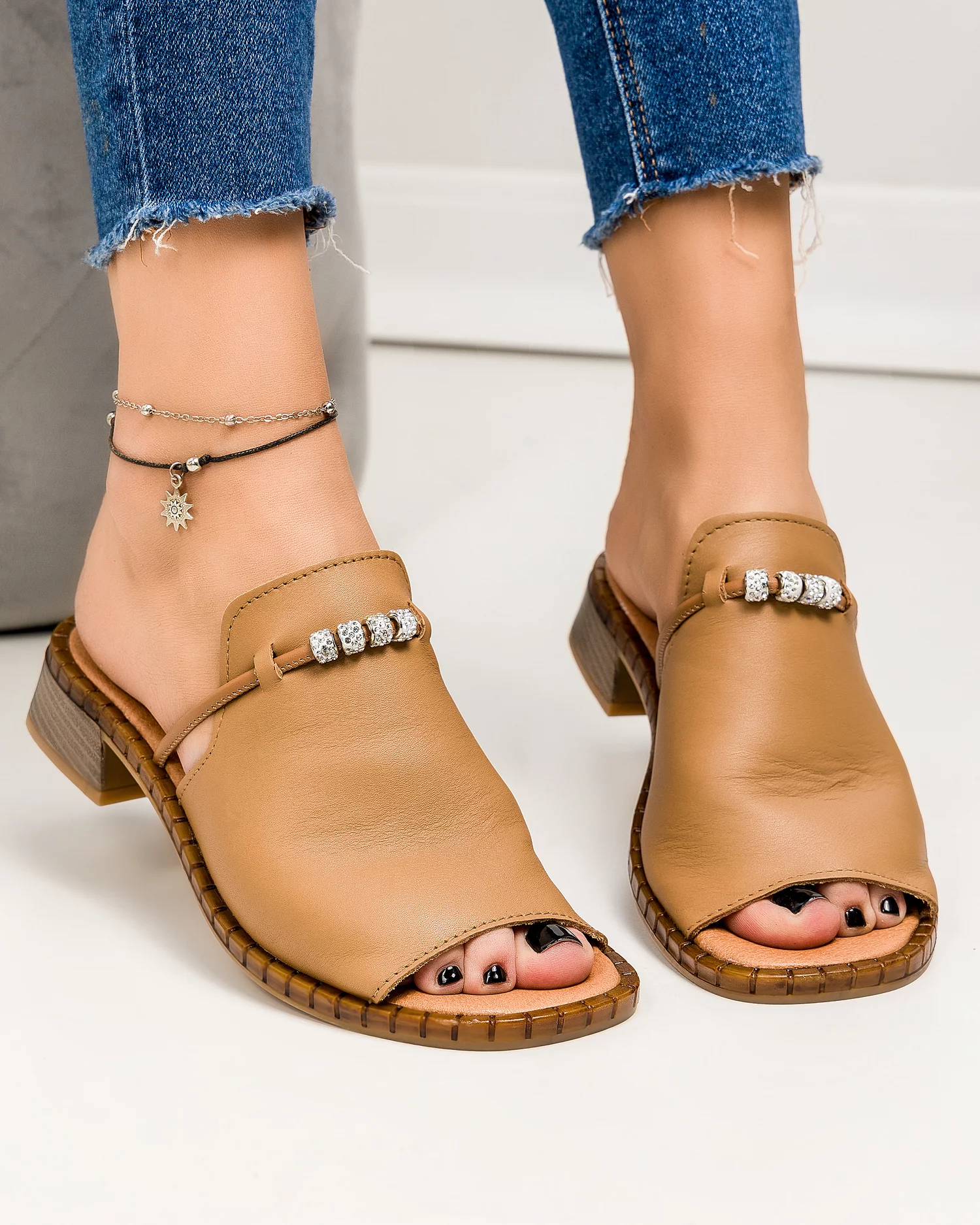 papuci-dama-piele-naturala-maro-cu-talpa-joasa-si-accesoriu-pv960-70417-2.webp