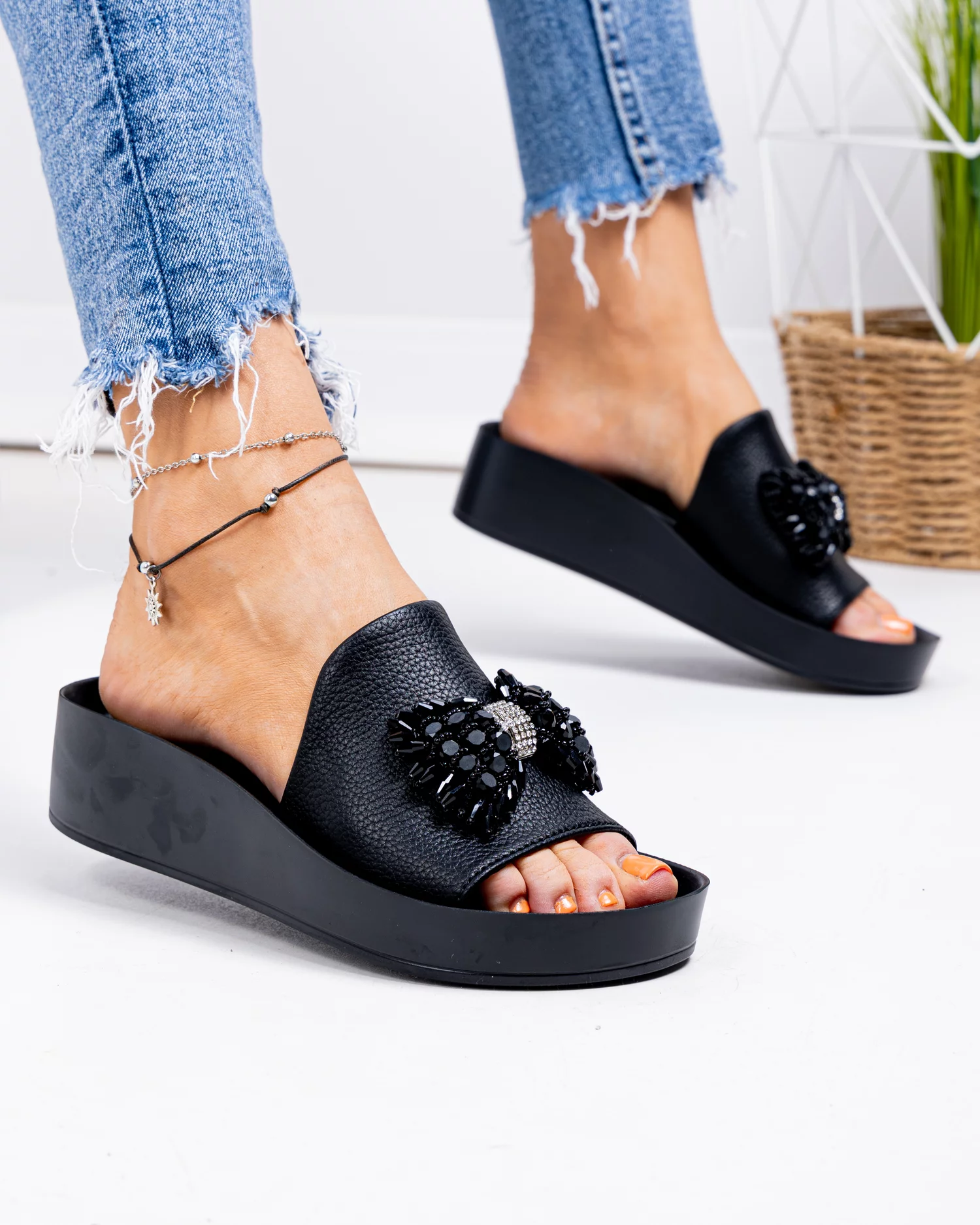 papuci-dama-piele-naturala-negri-cu-fundita-aplicata-gi-004-101776-2.webp