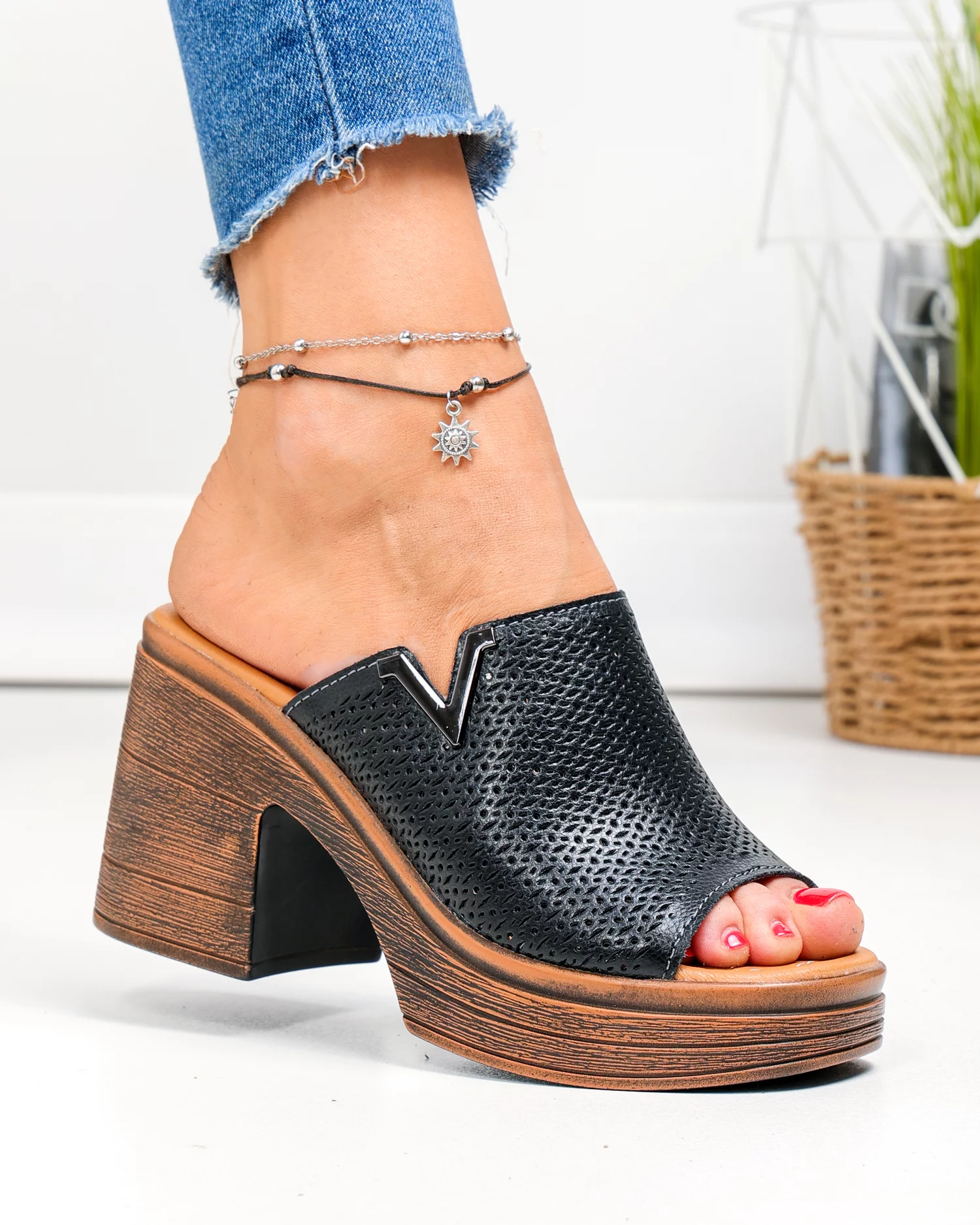 papuci-dama-piele-naturala-negri-cu-insertie-elastica-si-toc-gros-jy3695-89653-2.webp