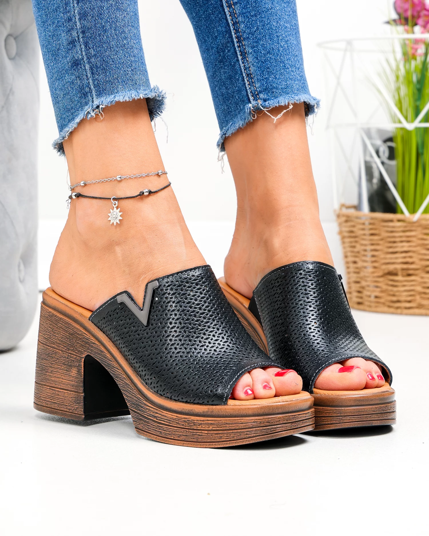 papuci-dama-piele-naturala-negri-cu-insertie-elastica-si-toc-gros-jy3695-89659-2.webp