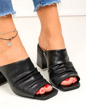 Papuci dama piele naturala negri cu toc gros si perforatii exterioare XT24063