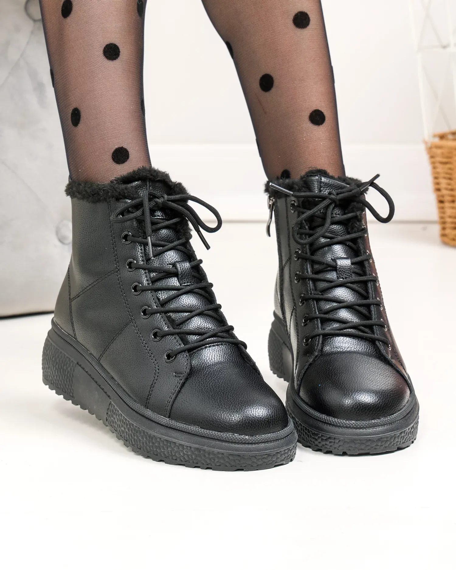 products/580/ghete-dama-piele-naturala-imblanite-negre-cu-inchidere-sireturi-si-fermoar-f002-409-96598.webp
