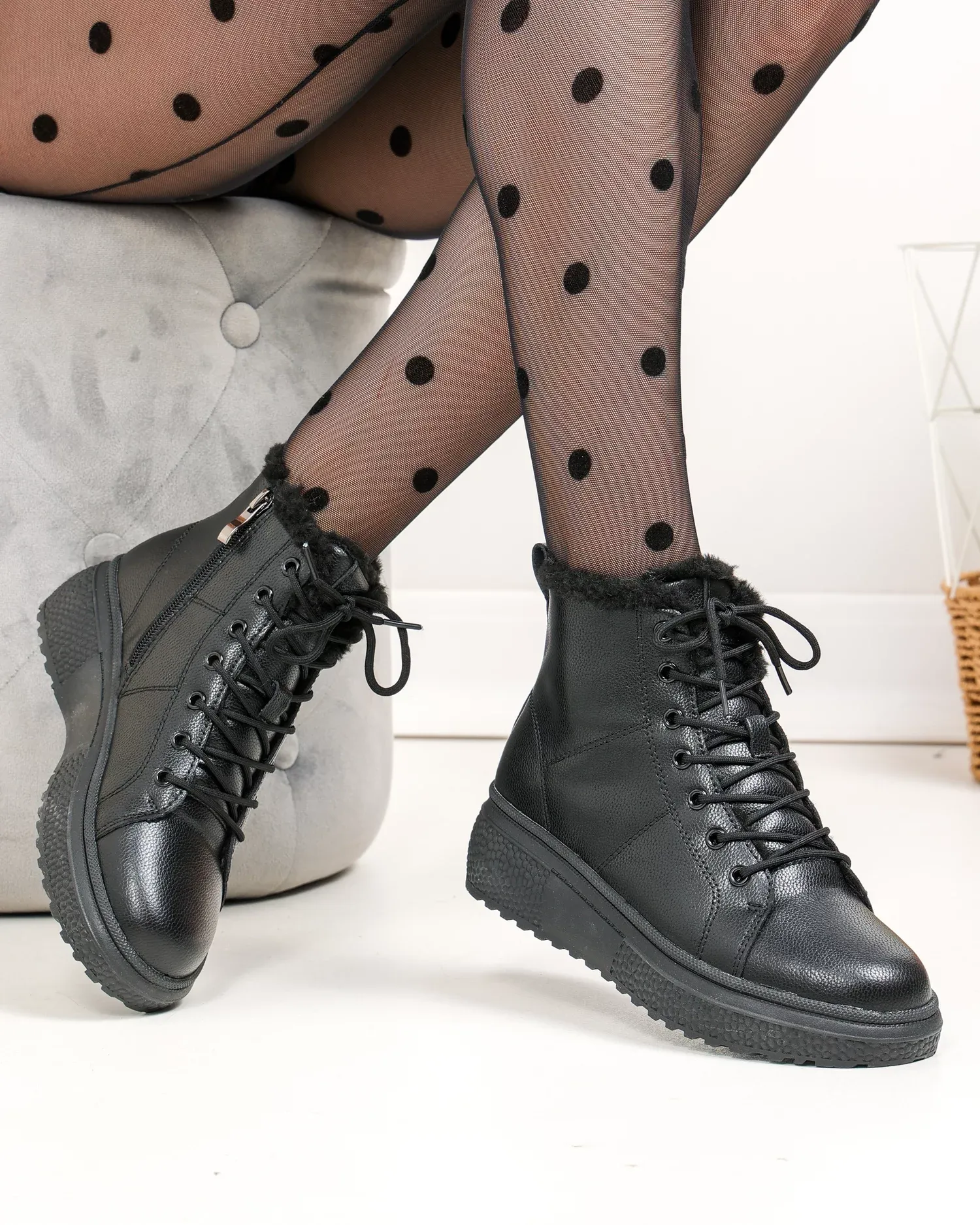 products/580/ghete-dama-piele-naturala-imblanite-negre-cu-inchidere-sireturi-si-fermoar-f002-409-96601.webp