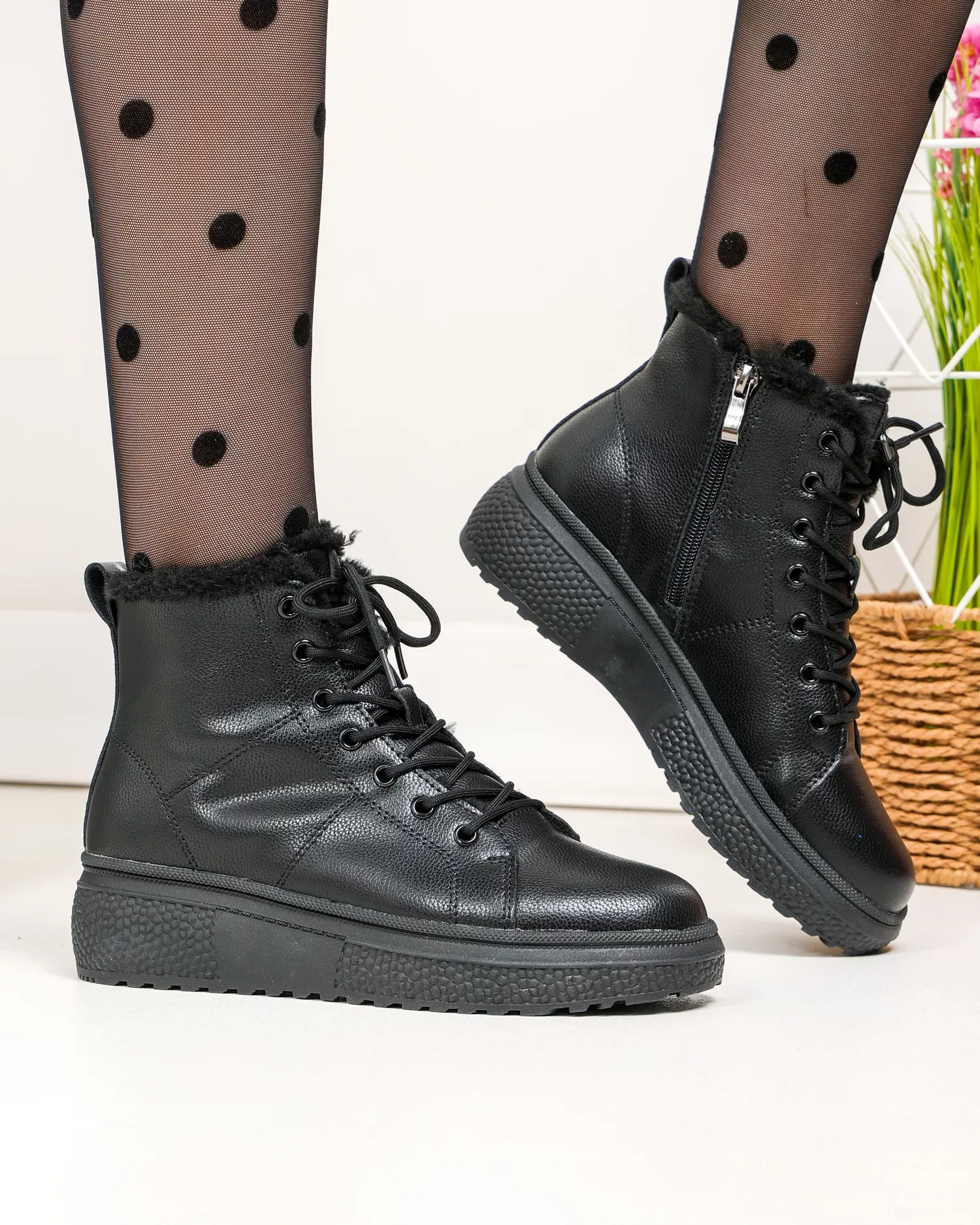 products/580/ghete-dama-piele-naturala-imblanite-negre-cu-inchidere-sireturi-si-fermoar-f002-409-96604.webp