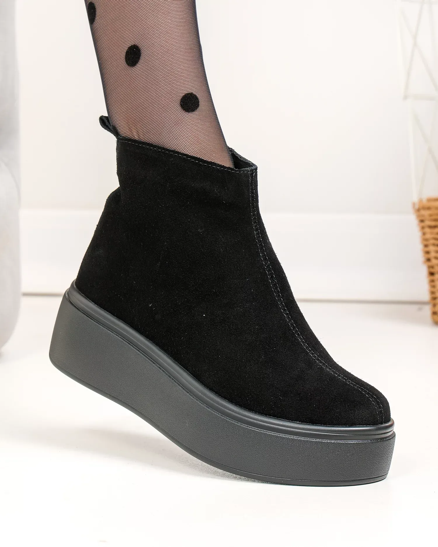 products/580/ghete-dama-piele-naturala-intoarsa-negre-captusite-t7027-96664.webp