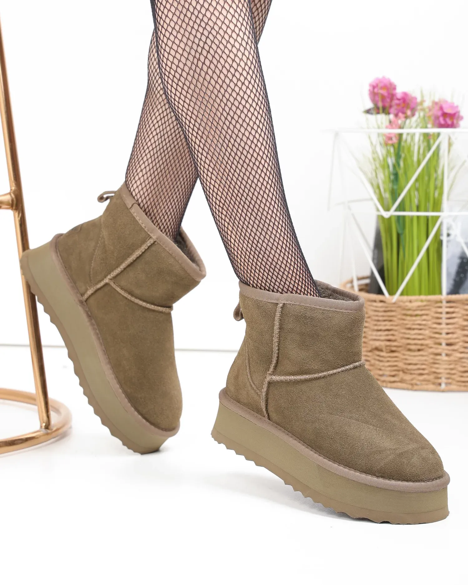 products/580/ghete-dama-piele-naturala-intoarsa-olive-imblanite-cu-talpa-usoara-ds-4134-82969.webp