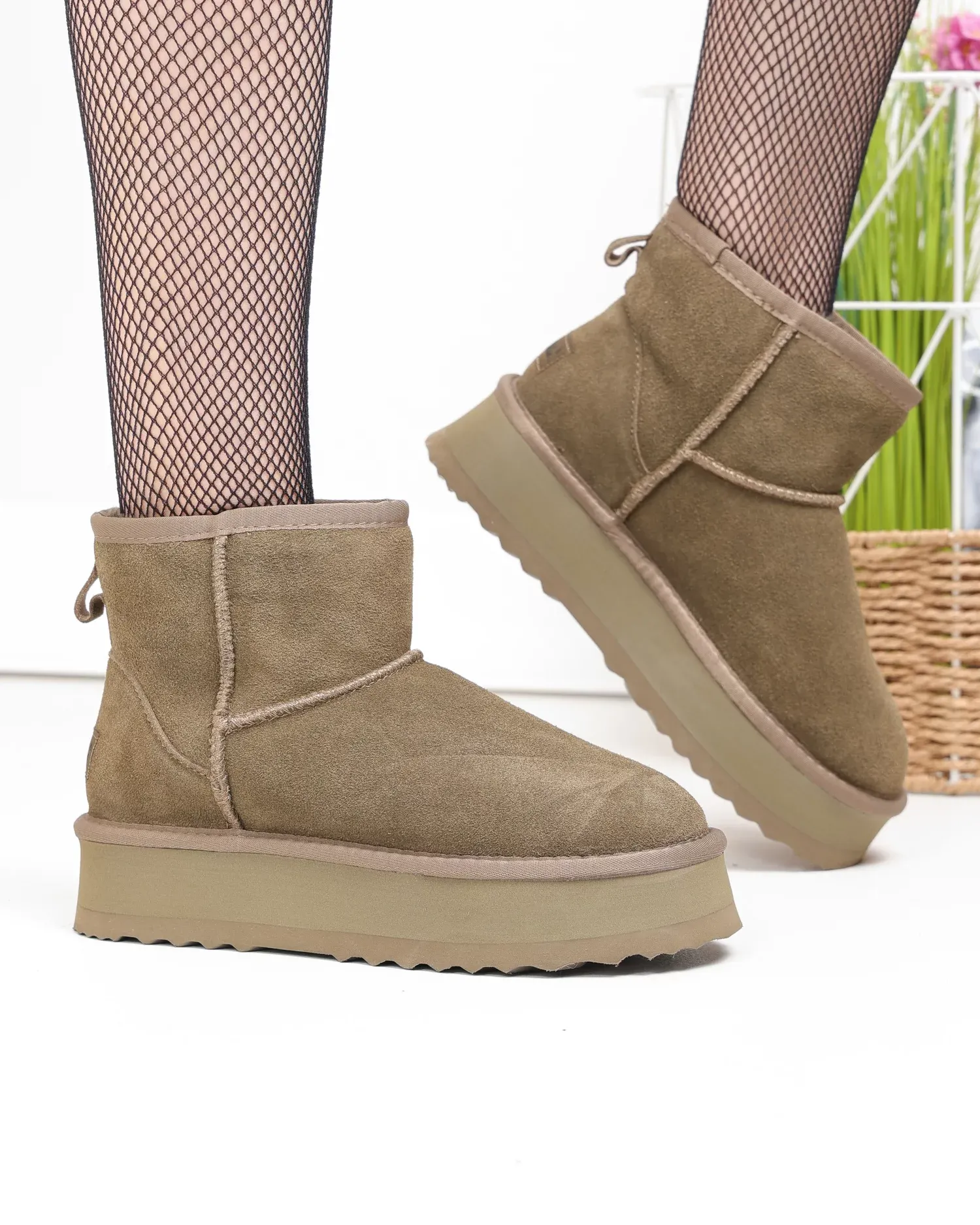 products/580/ghete-dama-piele-naturala-intoarsa-olive-imblanite-cu-talpa-usoara-ds-4134-82975.webp