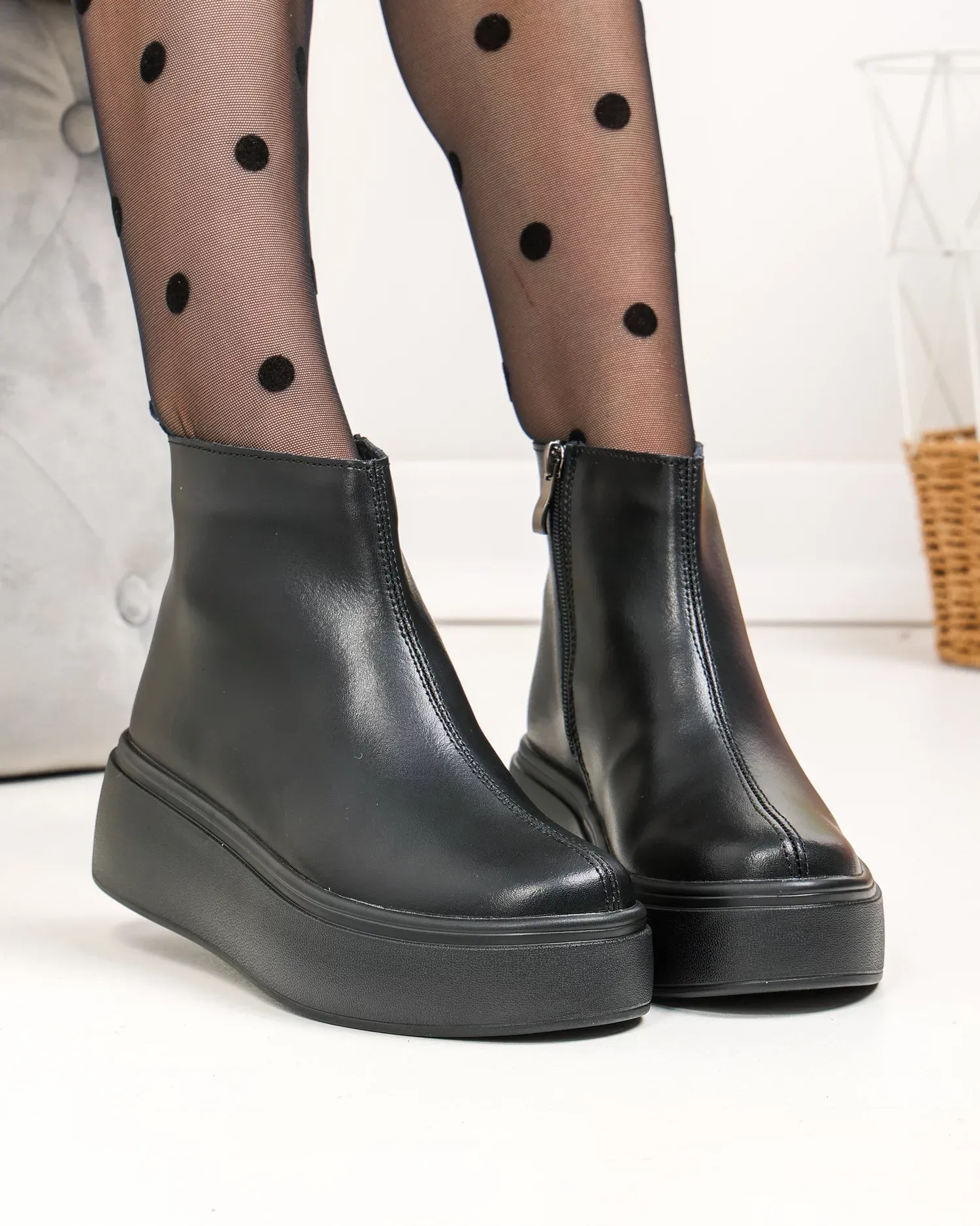 products/580/ghete-dama-piele-naturala-negre-captusite-cu-inchidere-fermoar-t7027-96652.webp