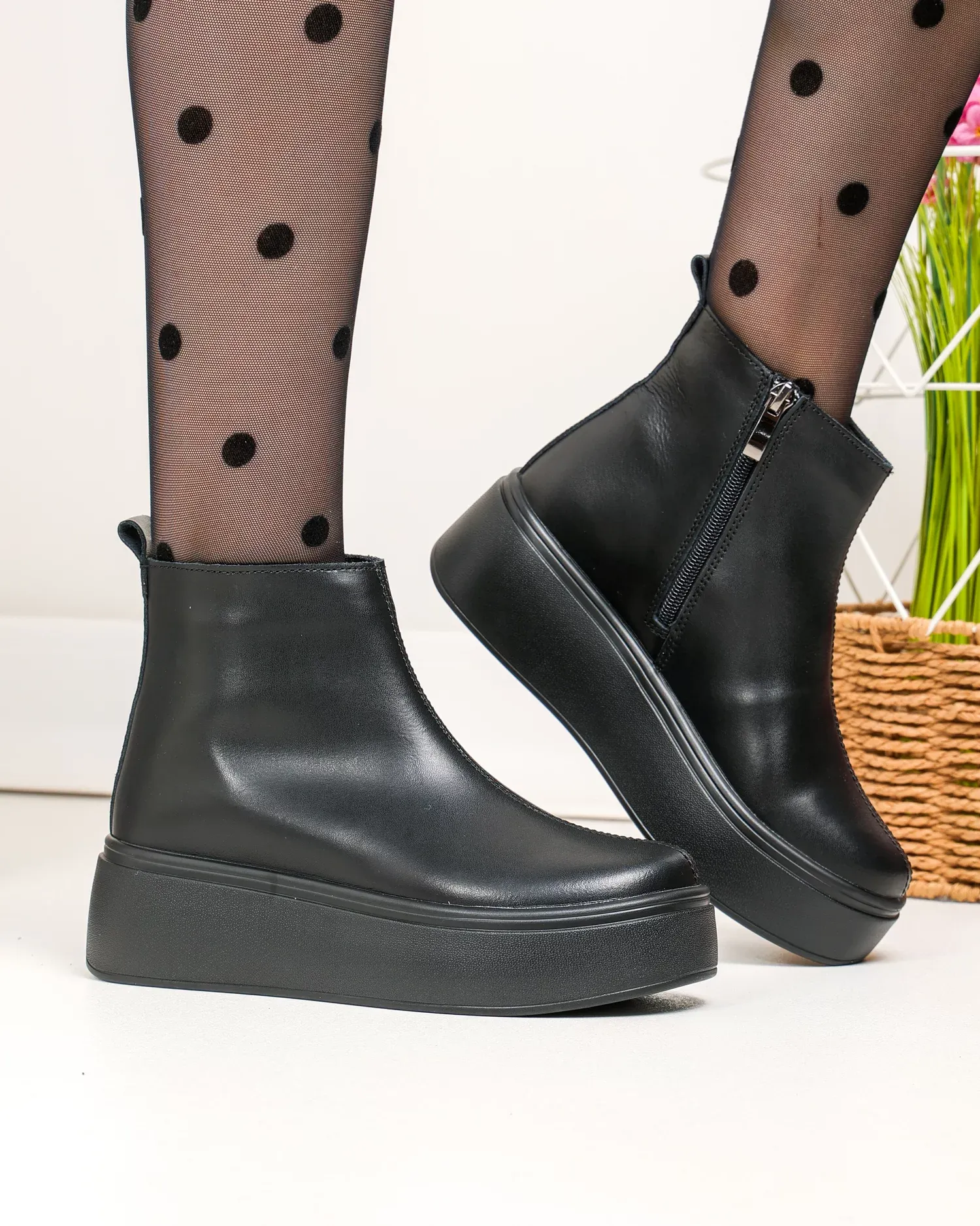 products/580/ghete-dama-piele-naturala-negre-captusite-cu-inchidere-fermoar-t7027-96658.webp