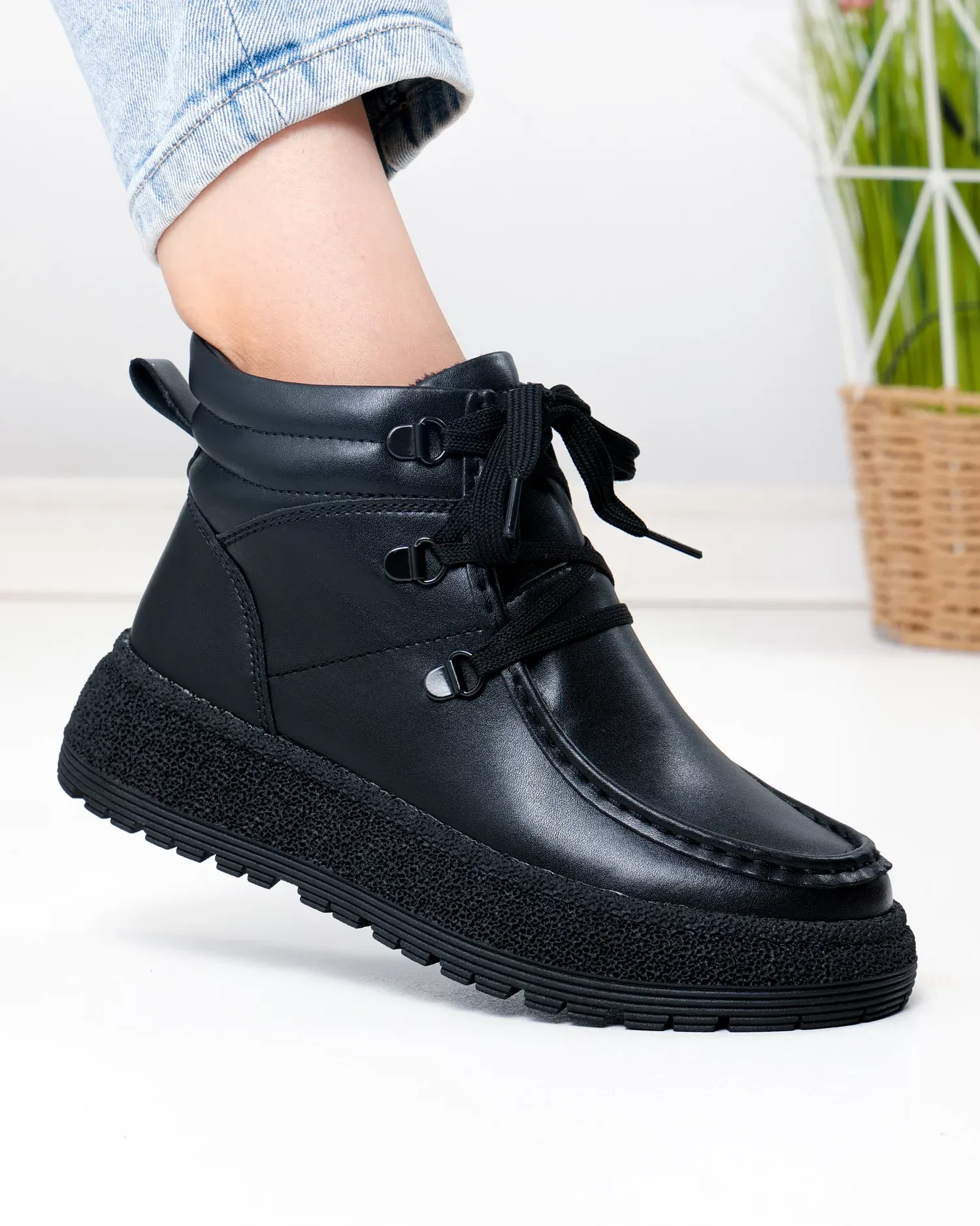 products/580/ghete-dama-piele-naturala-negre-imblanite-cu-talpa-groasa-jy7950-104125.webp