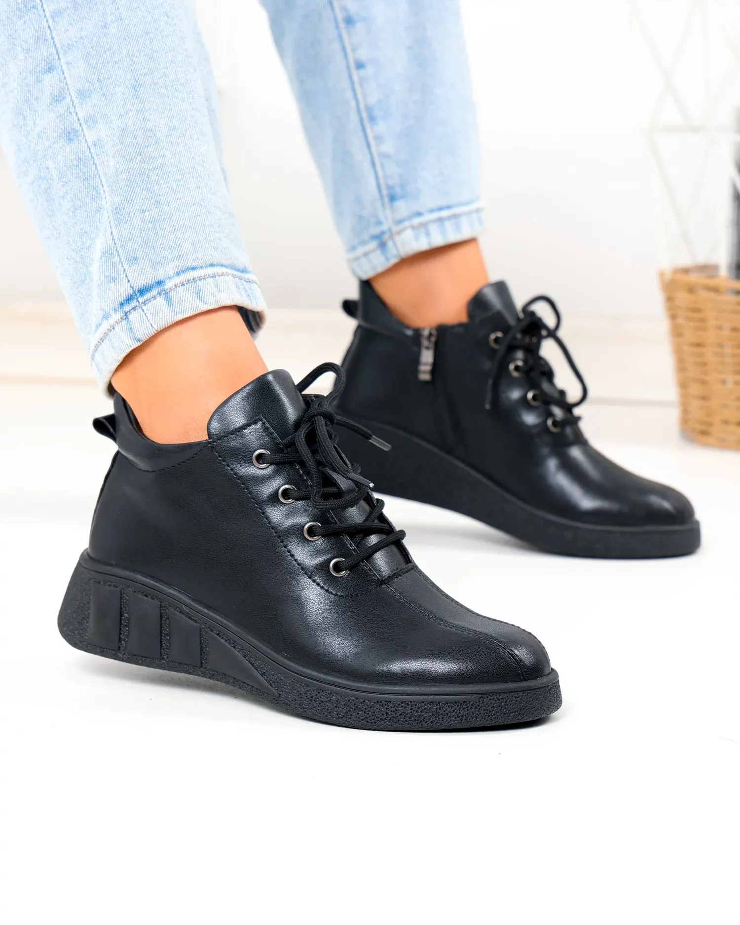 products/580/ghete-dama-scurte-negre-din-piele-naturala-f002-657-105169.webp