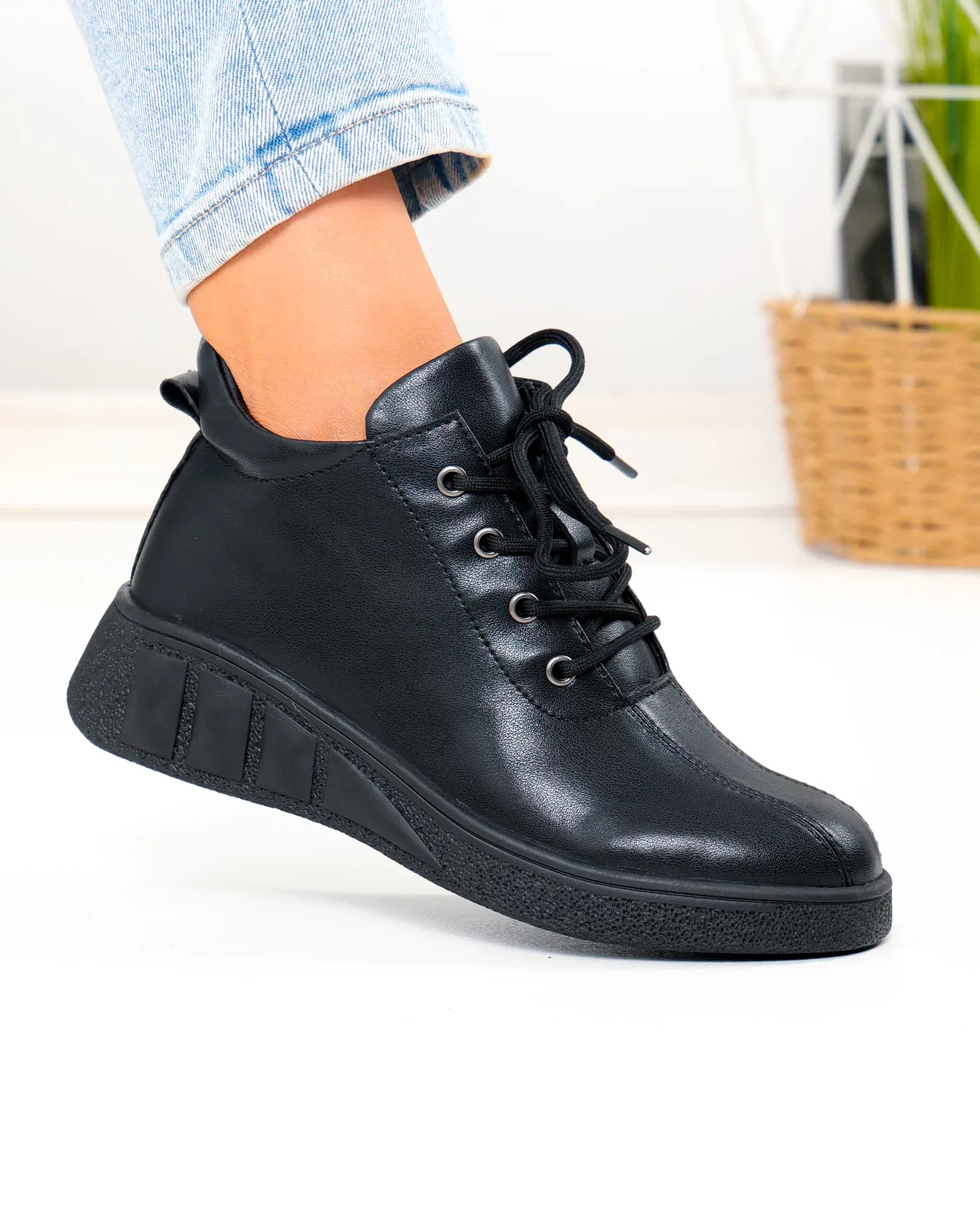 products/580/ghete-dama-scurte-negre-din-piele-naturala-f002-657-105172.webp
