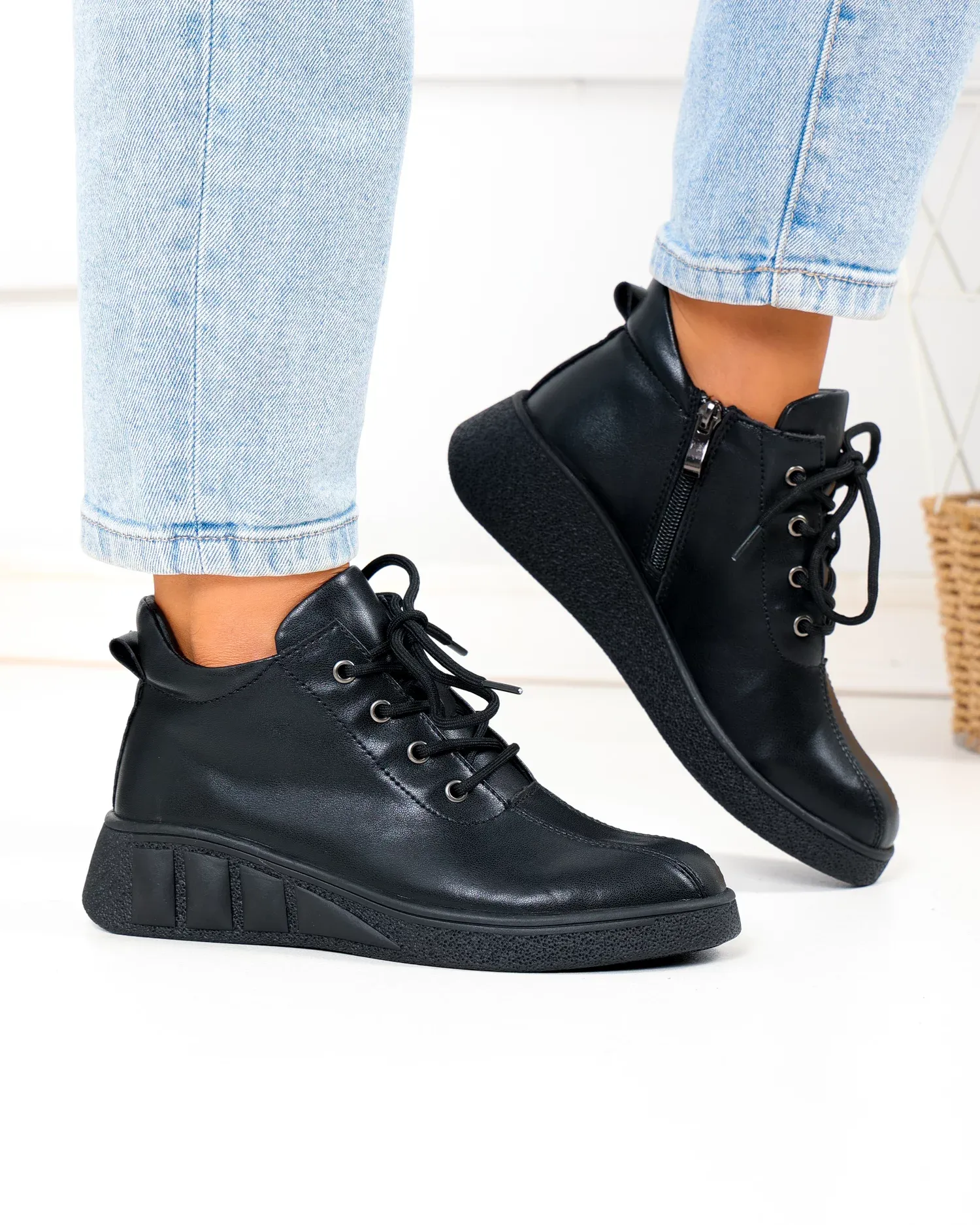 products/580/ghete-dama-scurte-negre-din-piele-naturala-f002-657-105178.webp