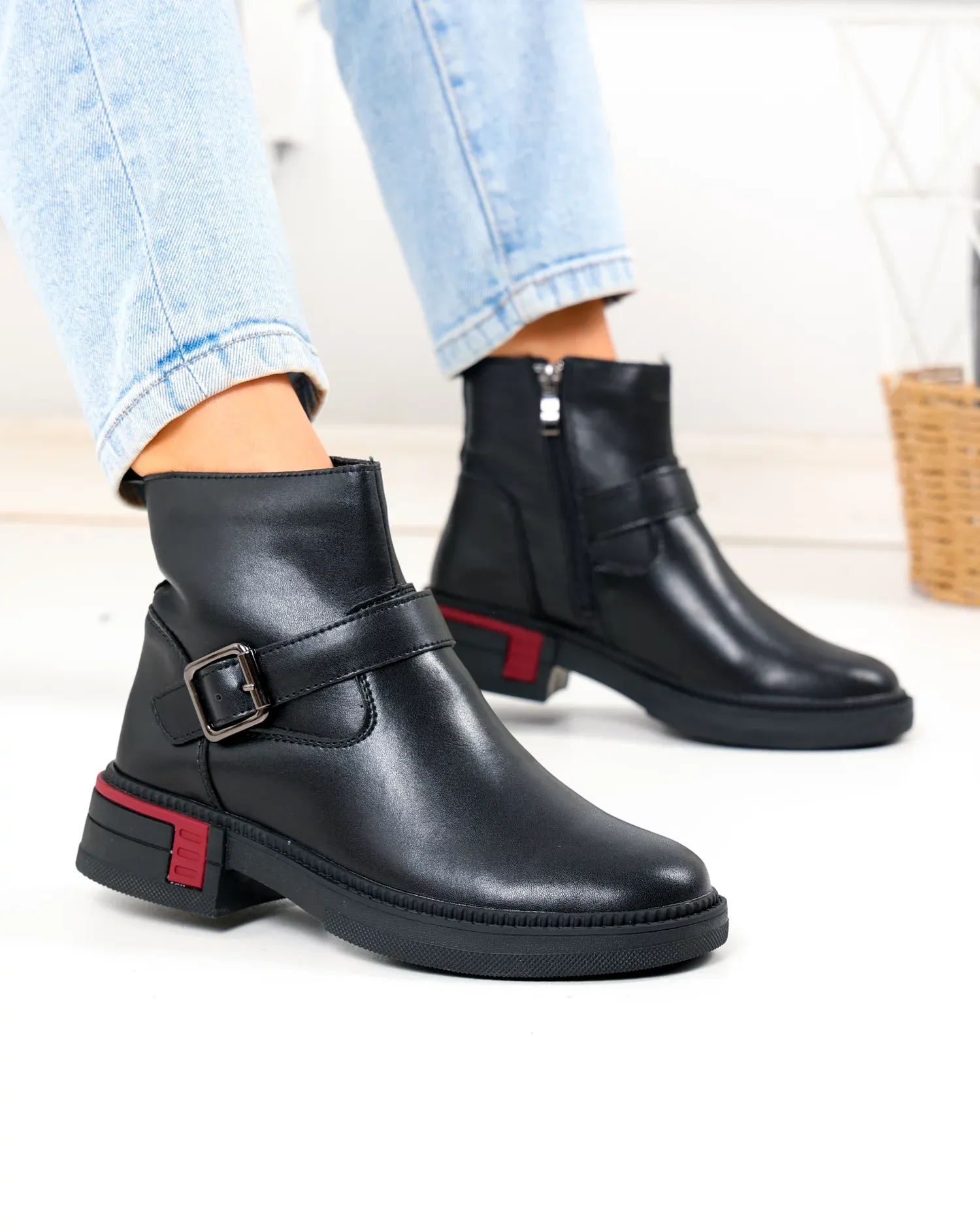 products/580/ghete-scurte-dama-din-piele-naturala-negre-cu-accesoriu-si-catarama-t-2628-105241.webp