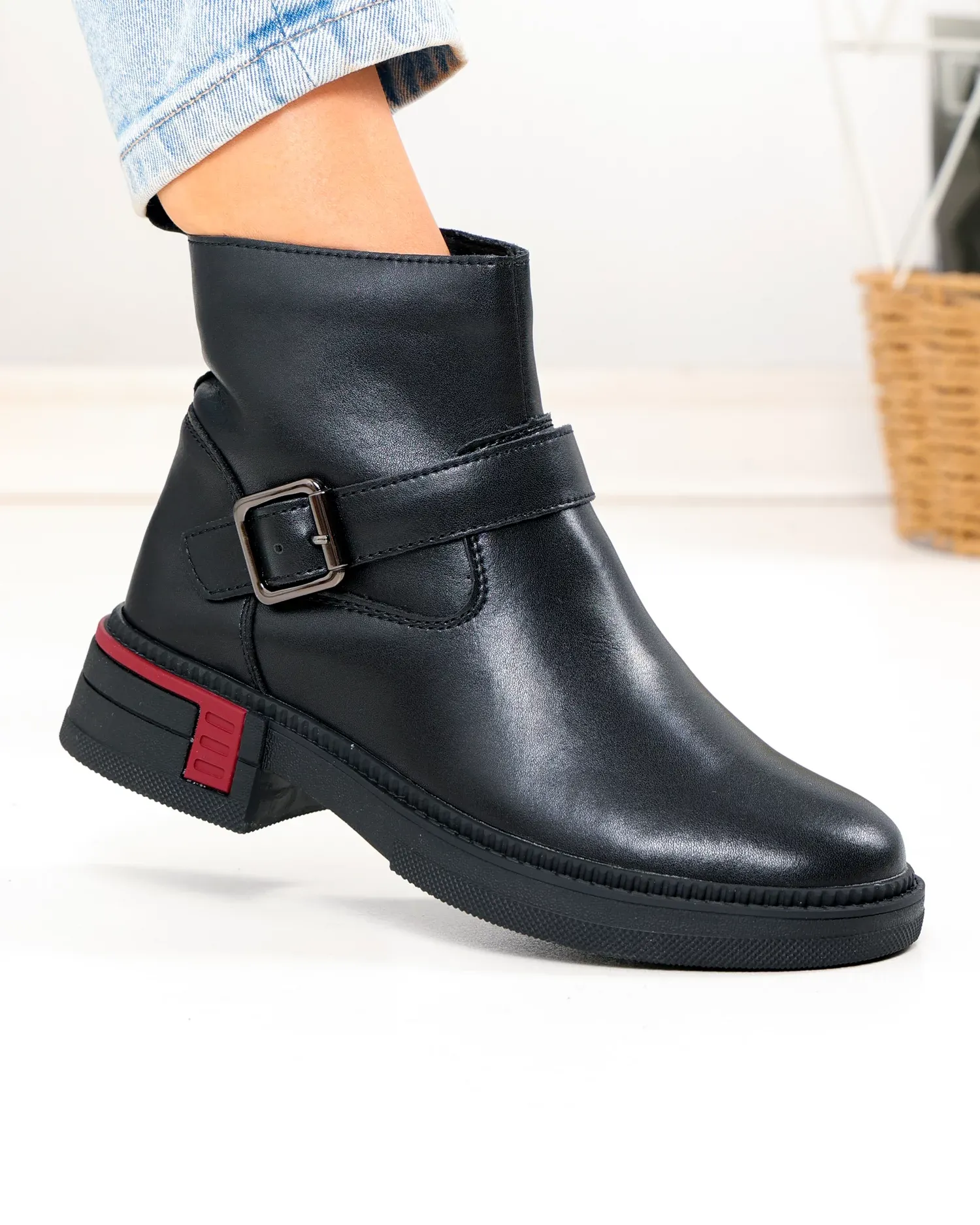 products/580/ghete-scurte-dama-din-piele-naturala-negre-cu-accesoriu-si-catarama-t-2628-105244.webp