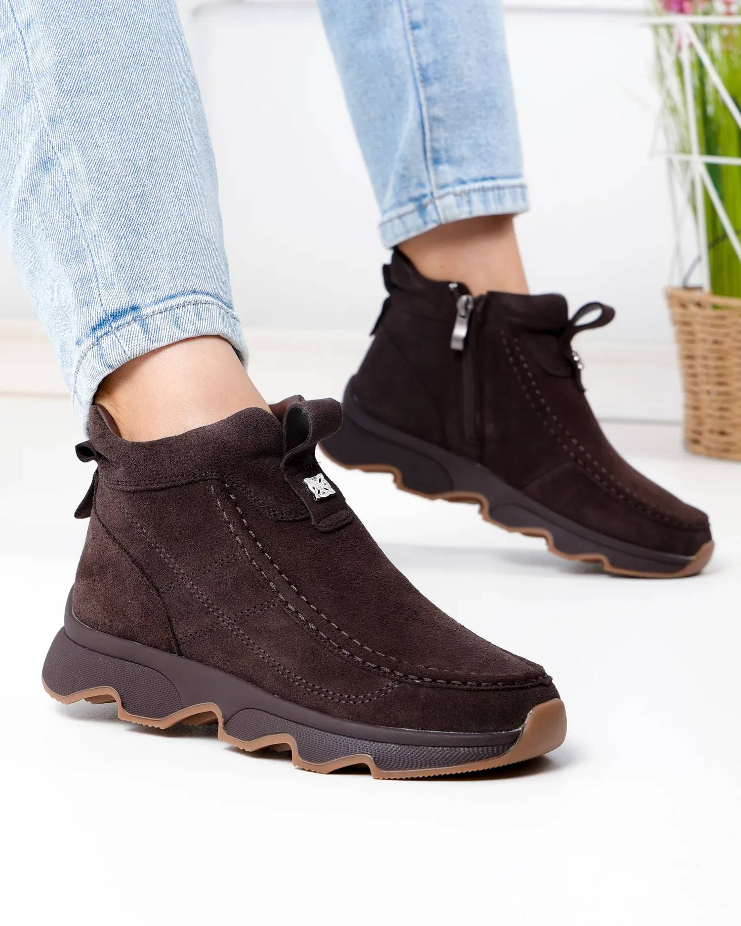 products/580/ghete-scurte-dama-piele-naturala-intoarsa-maro-cu-inchidere-fermoar-lateral-jy7911-104098.webp