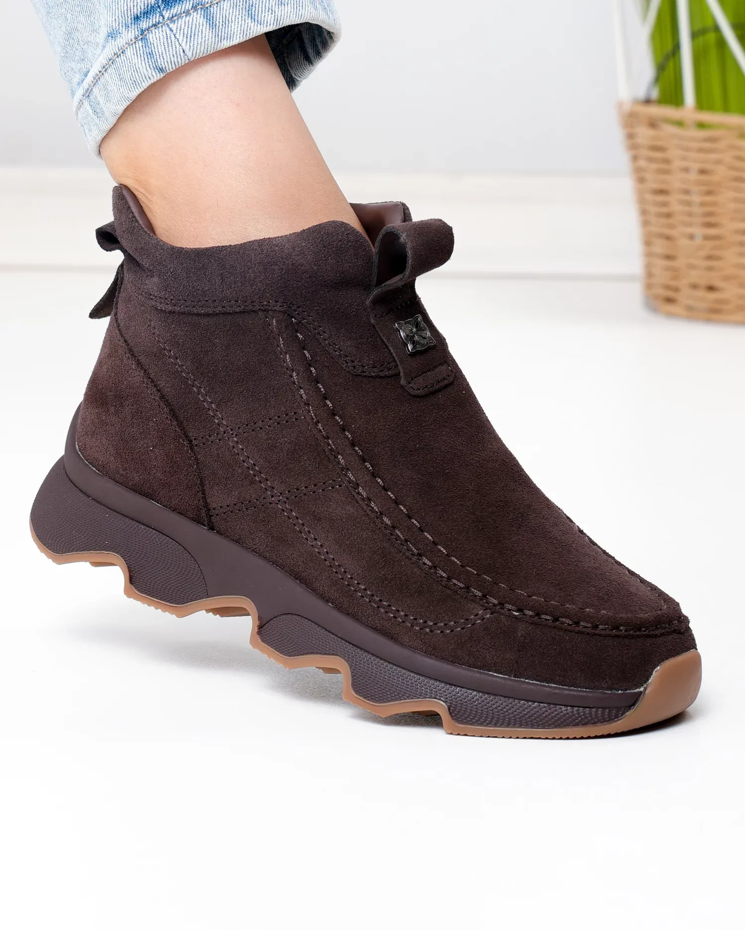 products/580/ghete-scurte-dama-piele-naturala-intoarsa-maro-cu-inchidere-fermoar-lateral-jy7911-104101.webp