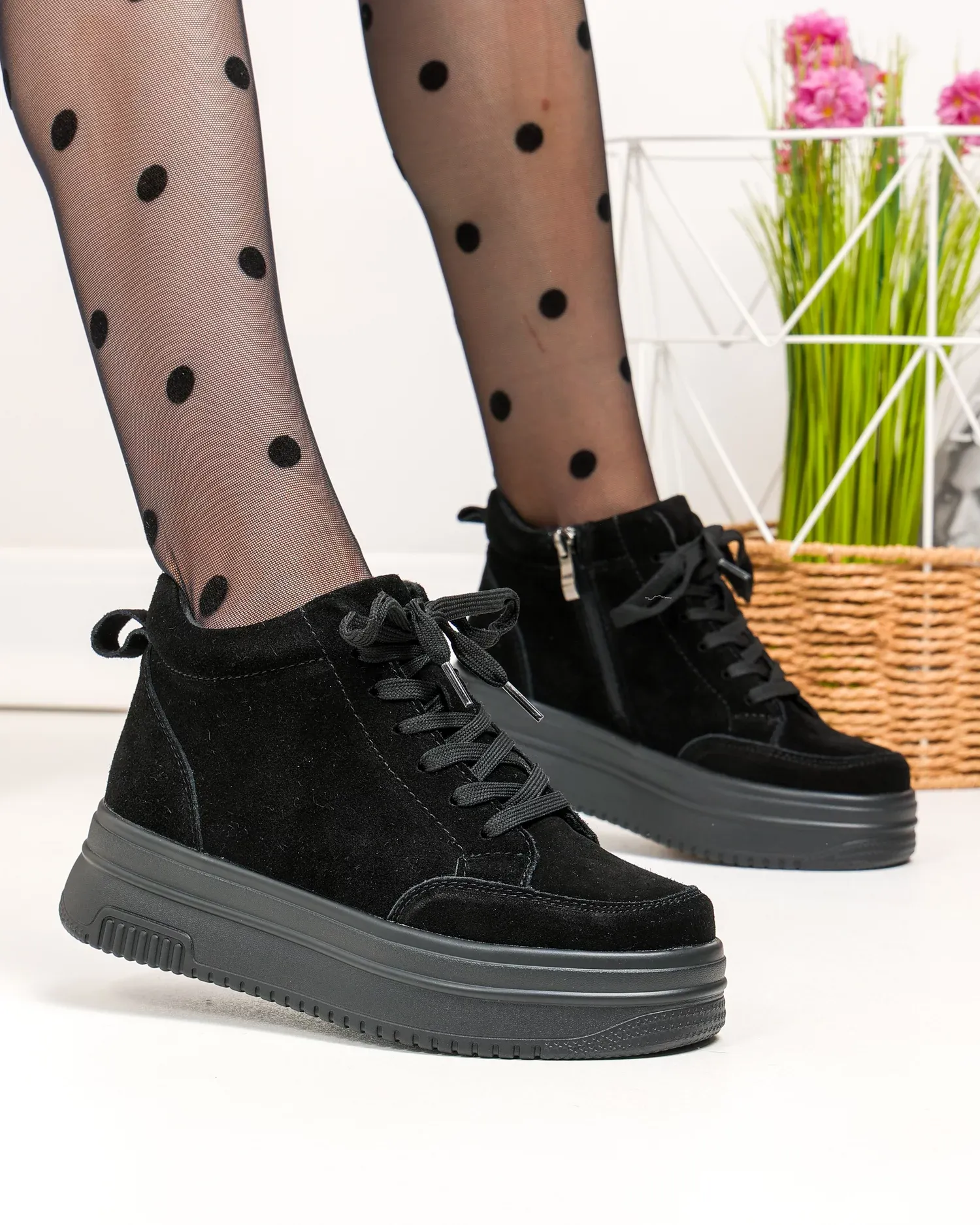 products/580/ghete-scurte-dama-piele-naturala-intoarsa-negre-cu-inchidere-sireturi-si-fermoar-t7026-96400.webp