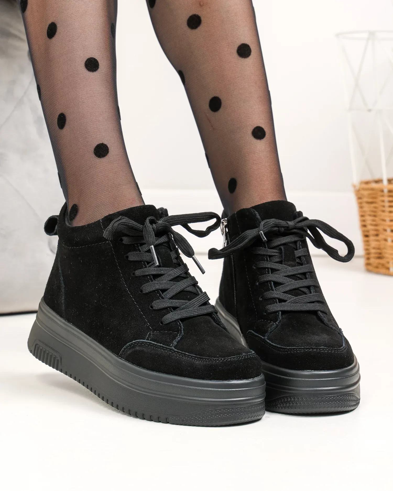 products/580/ghete-scurte-dama-piele-naturala-intoarsa-negre-cu-inchidere-sireturi-si-fermoar-t7026-96409.webp
