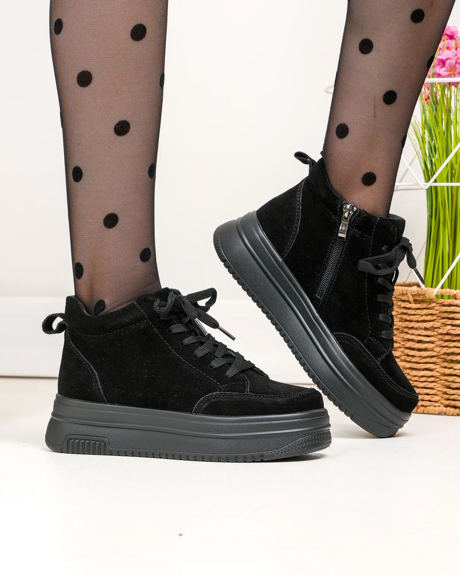 products/580/ghete-scurte-dama-piele-naturala-intoarsa-negre-cu-inchidere-sireturi-si-fermoar-t7026-96415.webp