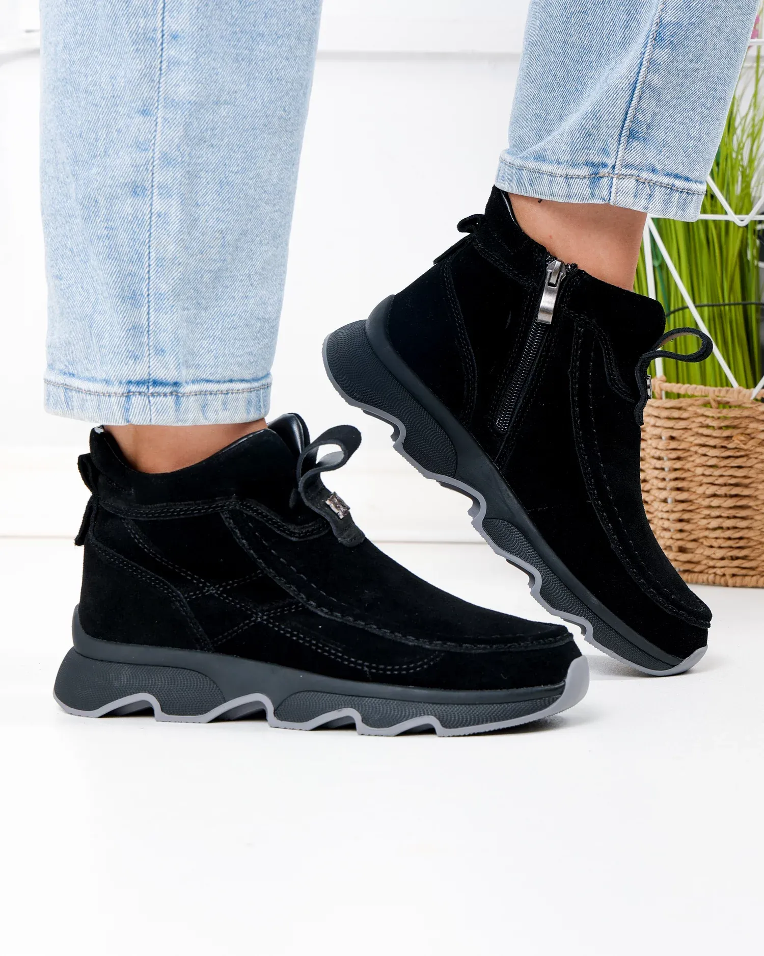 products/580/ghete-scurte-dama-piele-naturala-intoarsa-negre-imblanite-jy7911-104095.webp