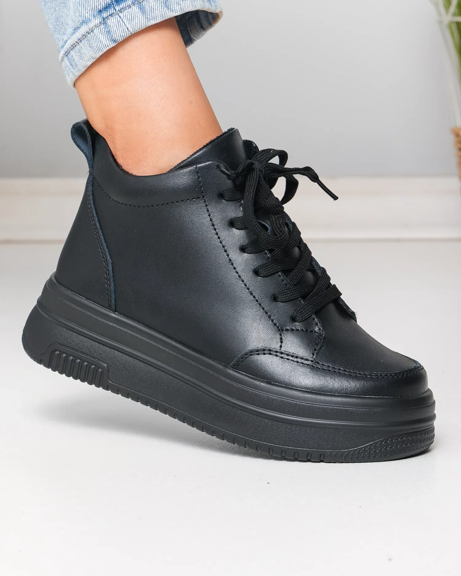 products/580/ghete-scurte-dama-piele-naturala-negre-cu-inchidere-fermoar-si-varf-rotund-t-7026-104383.webp