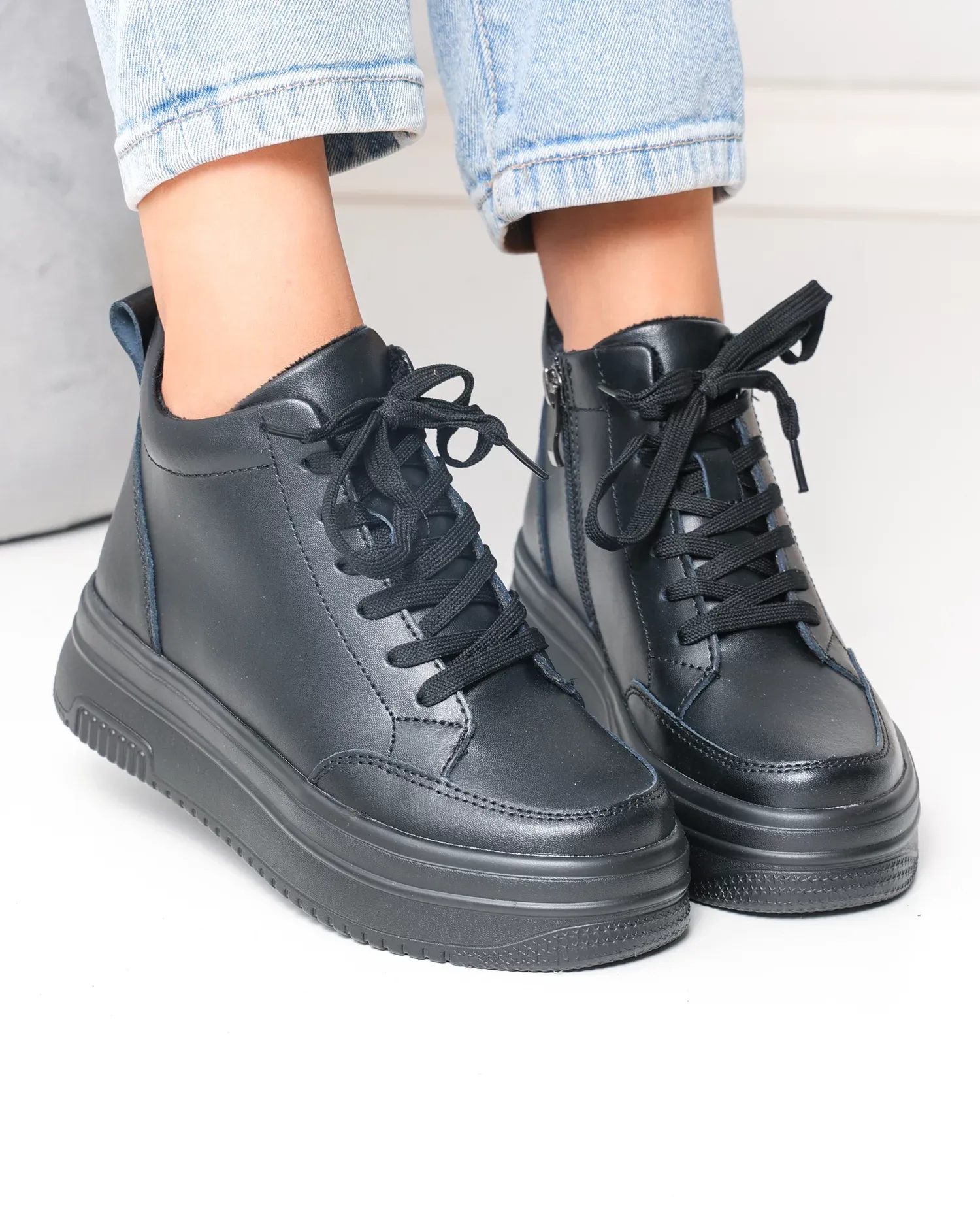 products/580/ghete-scurte-dama-piele-naturala-negre-cu-inchidere-fermoar-si-varf-rotund-t-7026-104386.webp