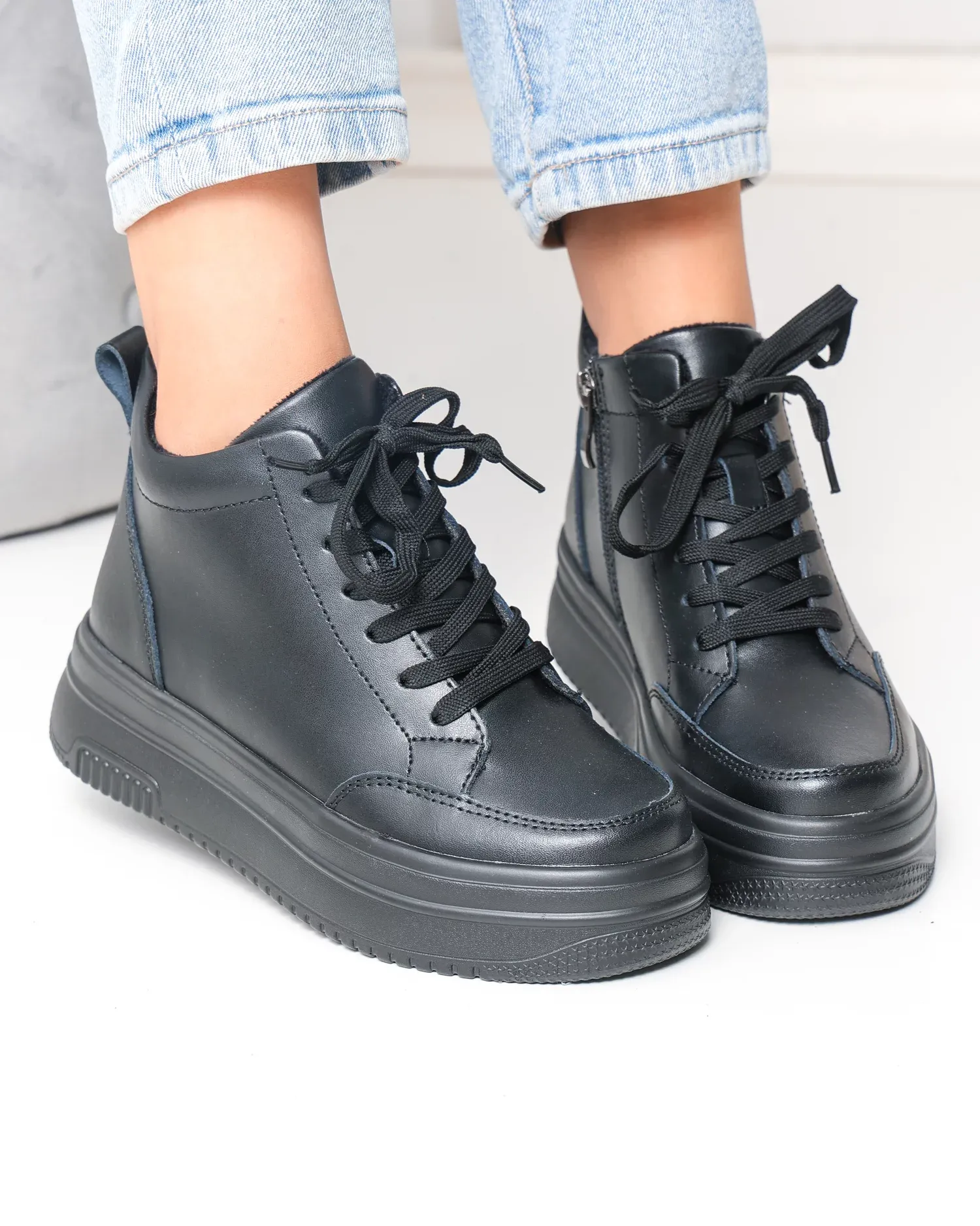 products/580/ghete-scurte-dama-piele-naturala-negre-cu-inchidere-fermoar-si-varf-rotund-t-7026-104389.webp