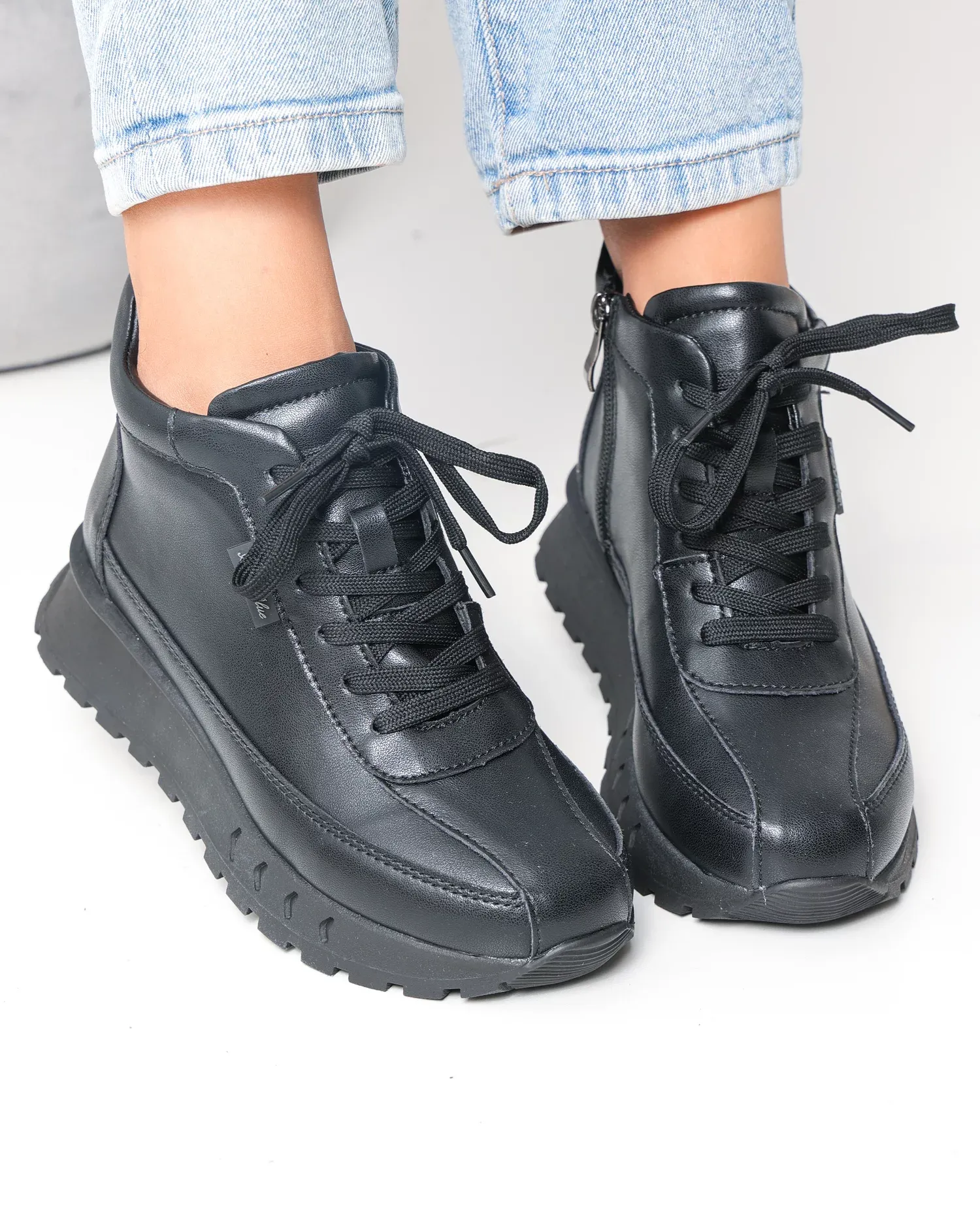 products/580/ghete-scurte-dama-piele-naturala-negre-cu-inchidere-sireturi-si-fermoar-f002-660-104437.webp