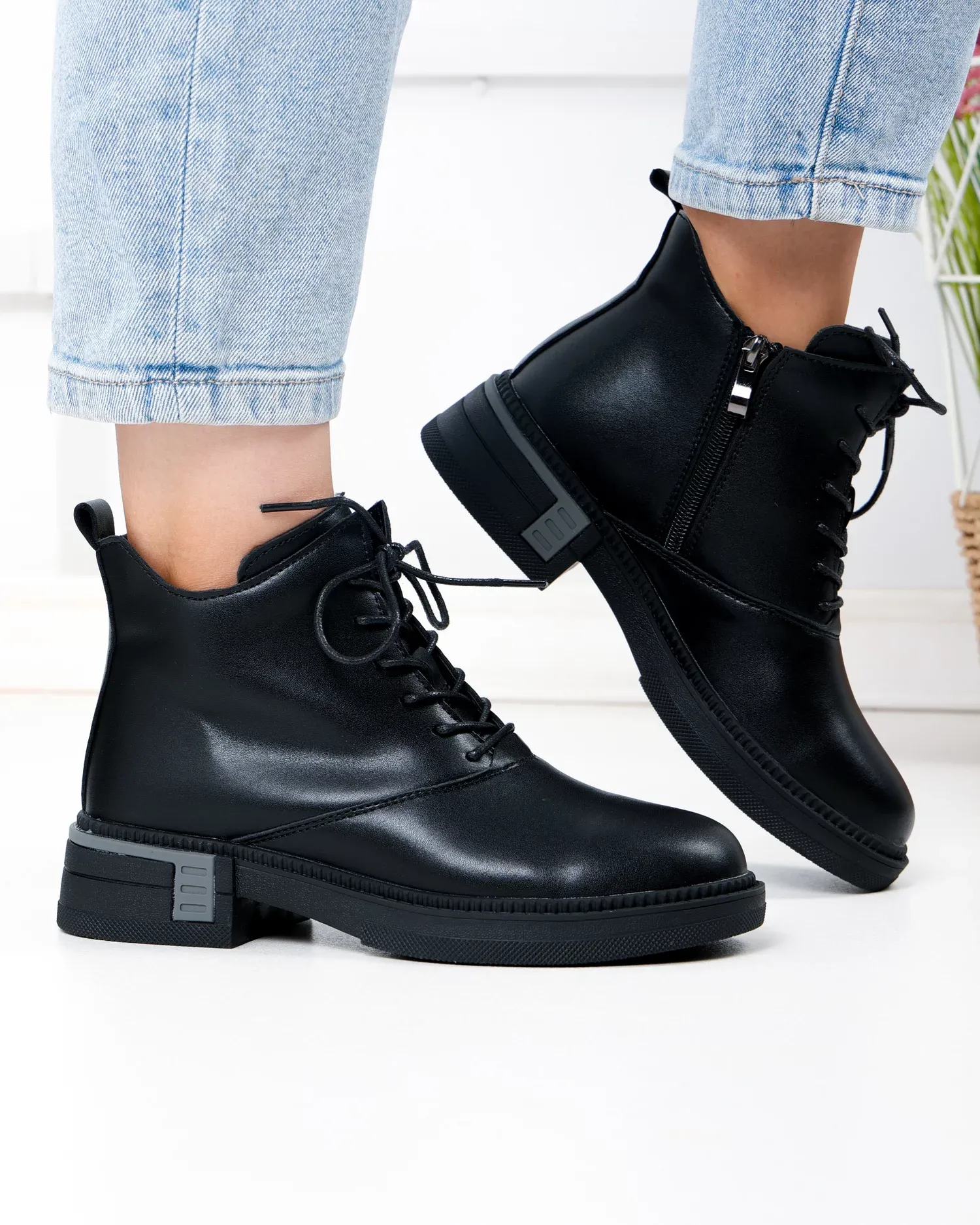 products/580/ghete-scurte-dama-piele-naturala-negre-cu-varf-rotund-jy7982-104023.webp