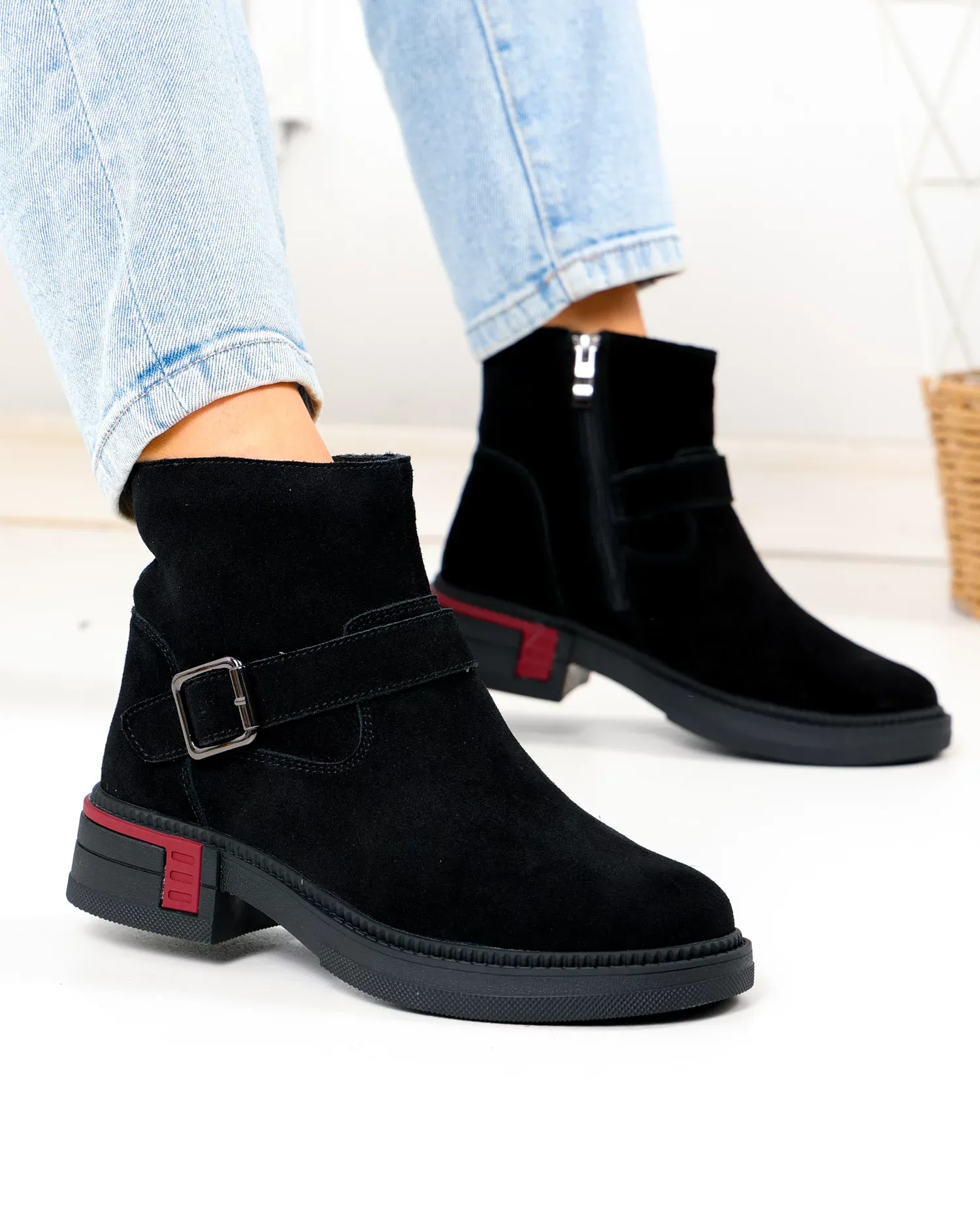 products/580/ghete-scurte-din-piele-naturala-intoarsa-negre-cu-accesoriu-si-catarama-t-2628-105253.webp