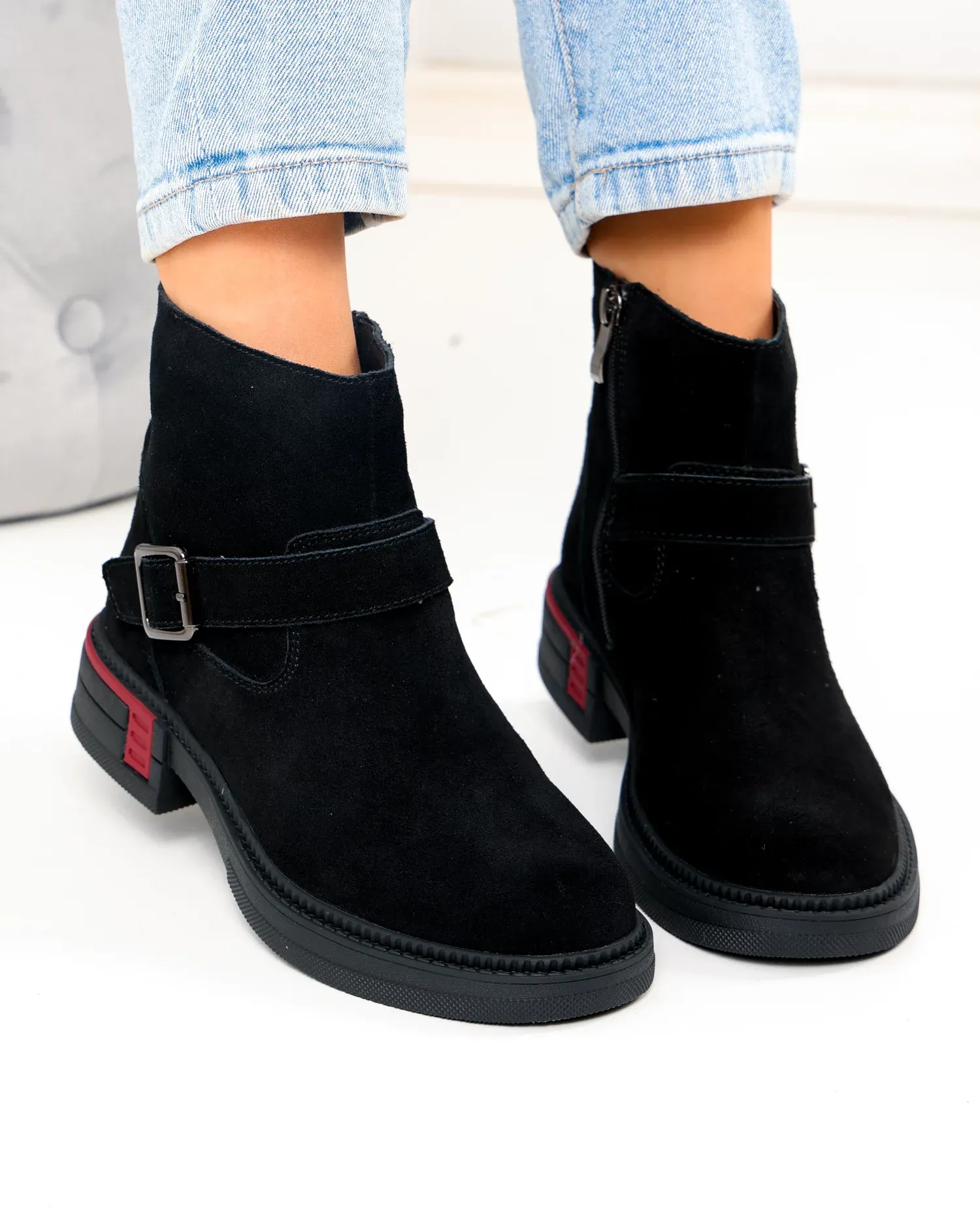 products/580/ghete-scurte-din-piele-naturala-intoarsa-negre-cu-accesoriu-si-catarama-t-2628-105259.webp