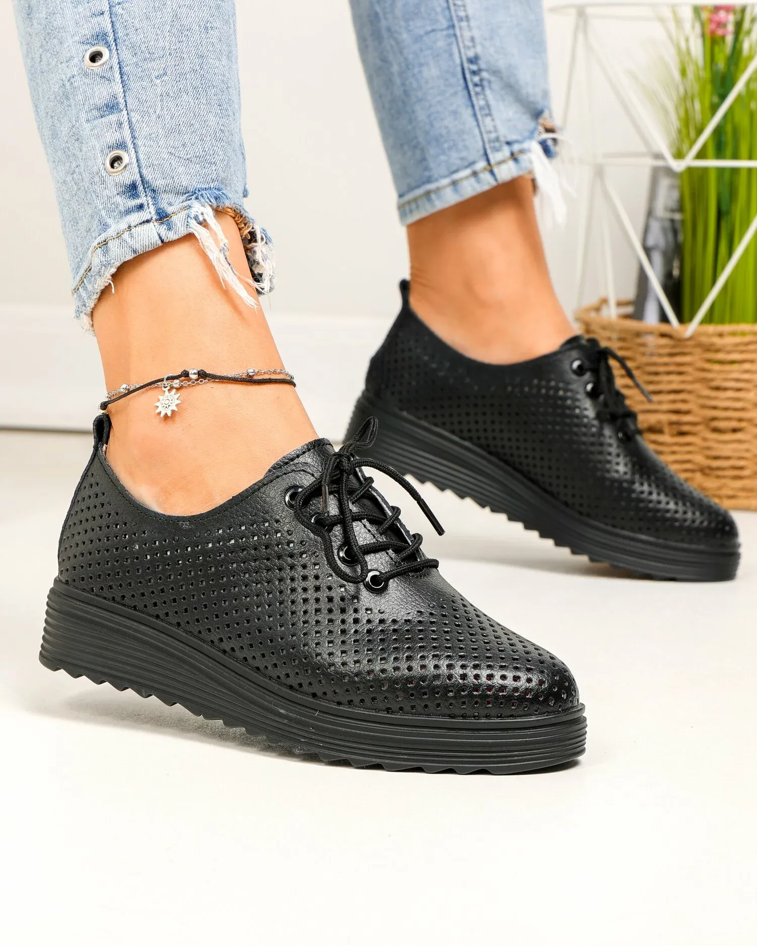 products/580/pantofi-casual-dama-perforati-cu-siret-negri-piele-naturala-xh-3200-86893.webp