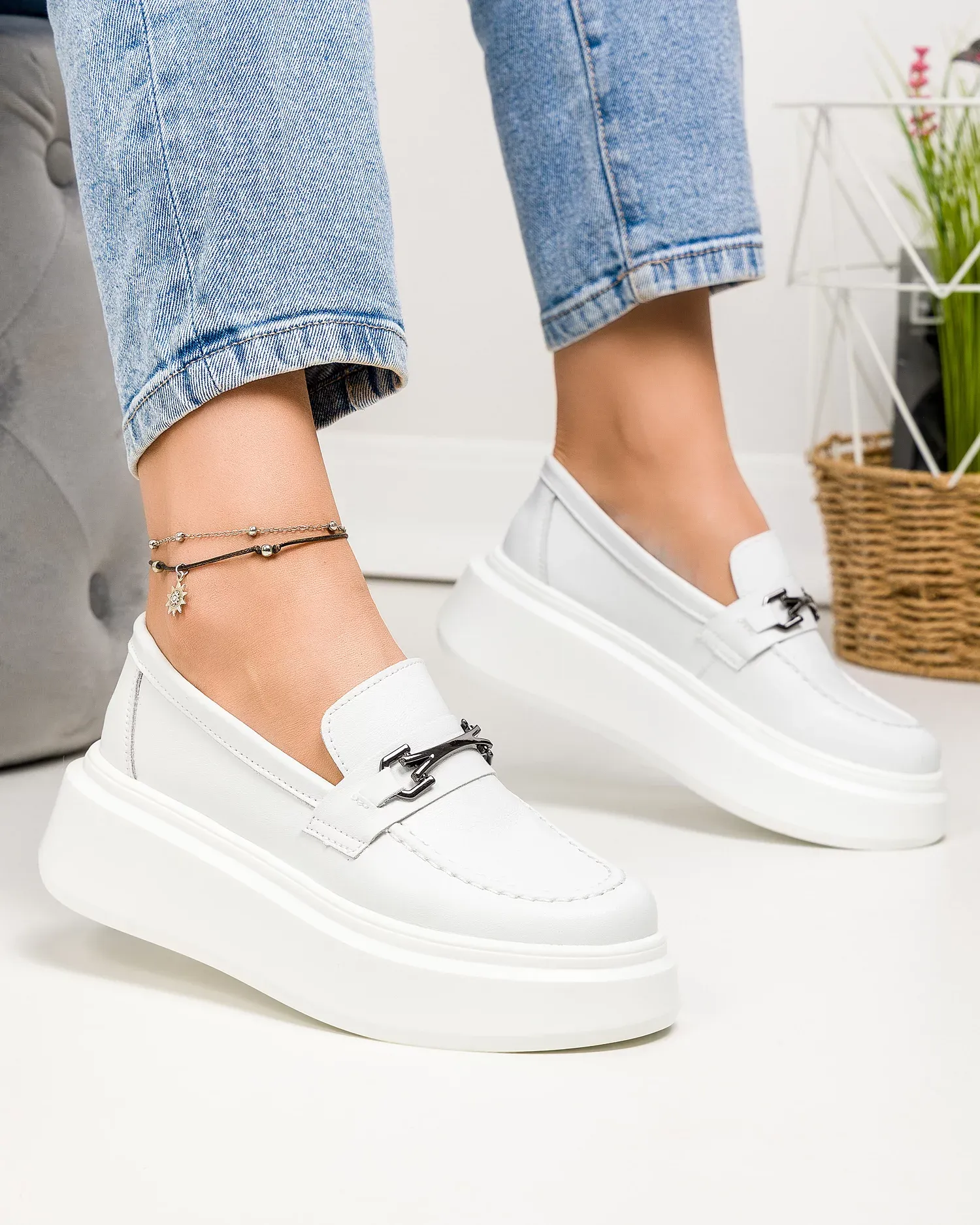 products/580/pantofi-casual-dama-piele-naturala-albi-cu-accesoriu-frontal-si-talpa-groasa-t-5906-68179.webp