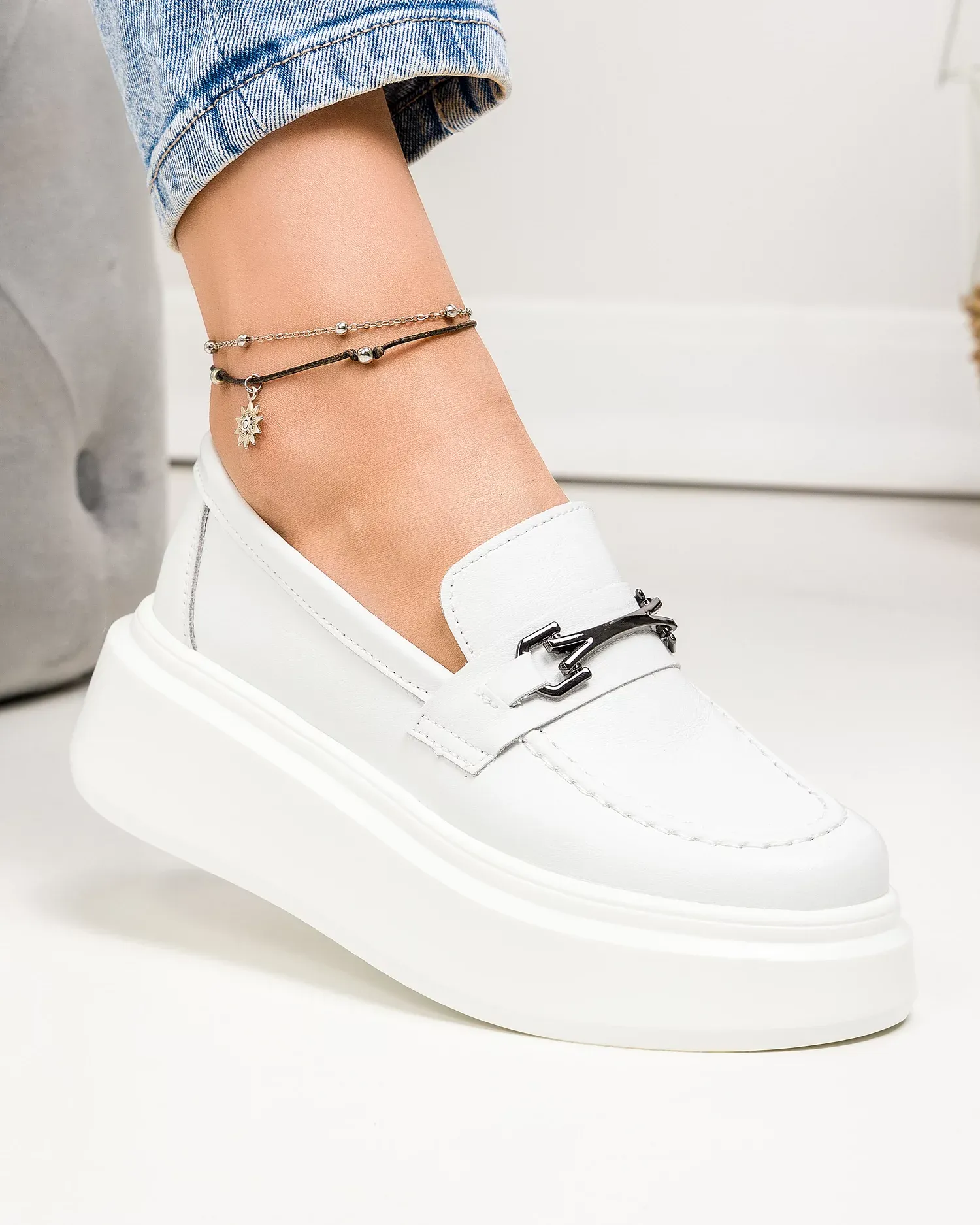 products/580/pantofi-casual-dama-piele-naturala-albi-cu-accesoriu-frontal-si-talpa-groasa-t-5906-68182.webp