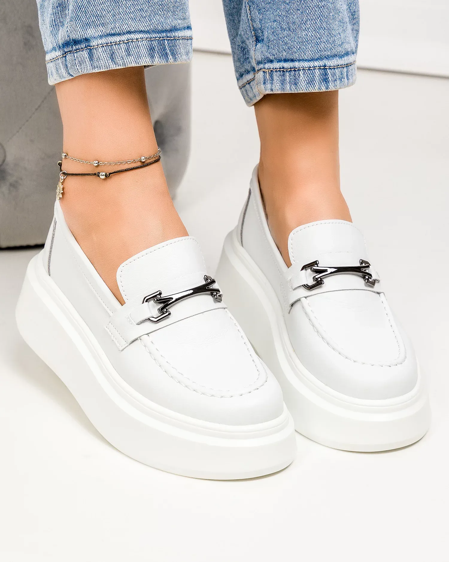 products/580/pantofi-casual-dama-piele-naturala-albi-cu-accesoriu-frontal-si-talpa-groasa-t-5906-68185.webp