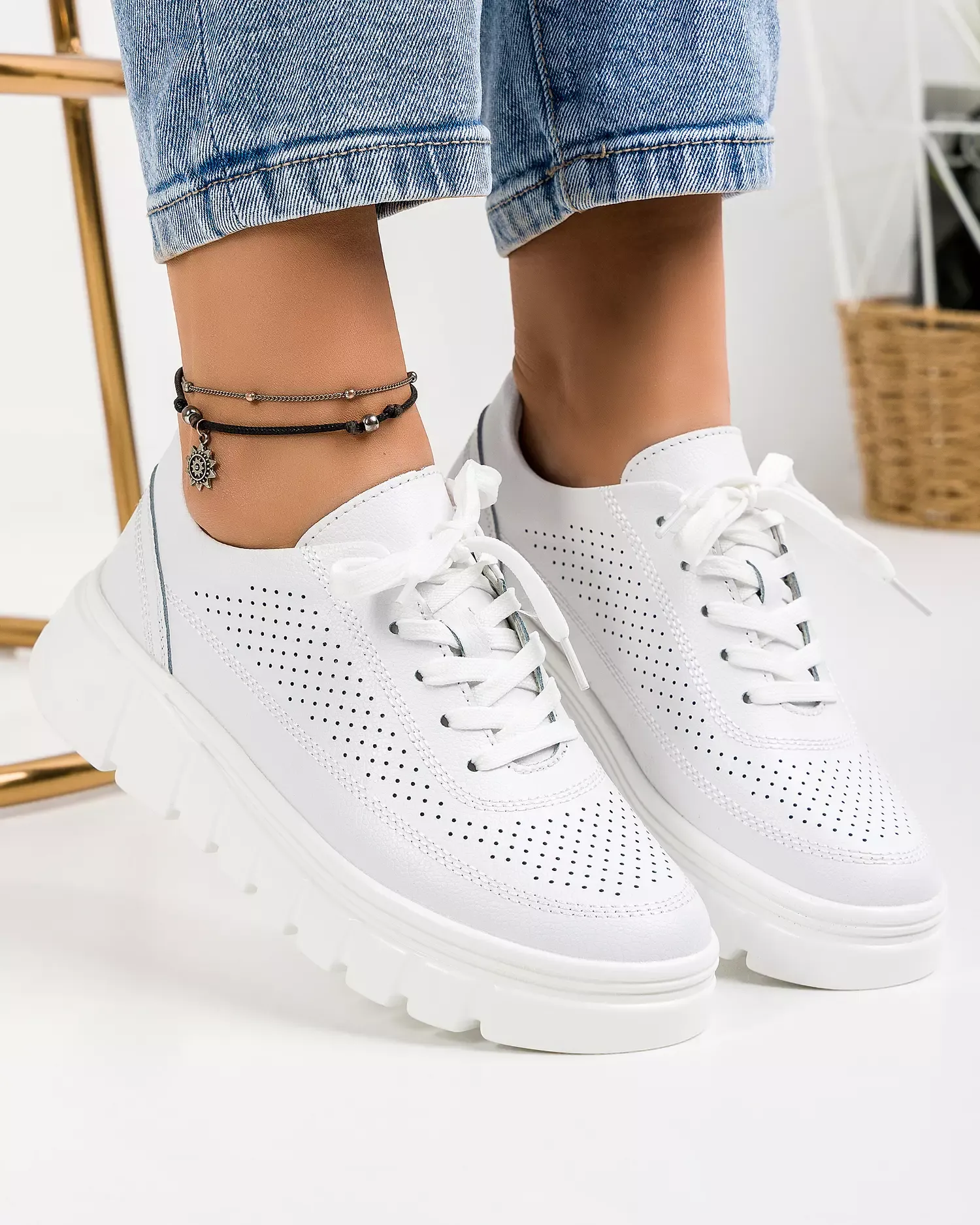 products/580/pantofi-casual-dama-piele-naturala-albi-cu-inchidere-siret-si-cusatura-decorativa-aw469-47839.webp
