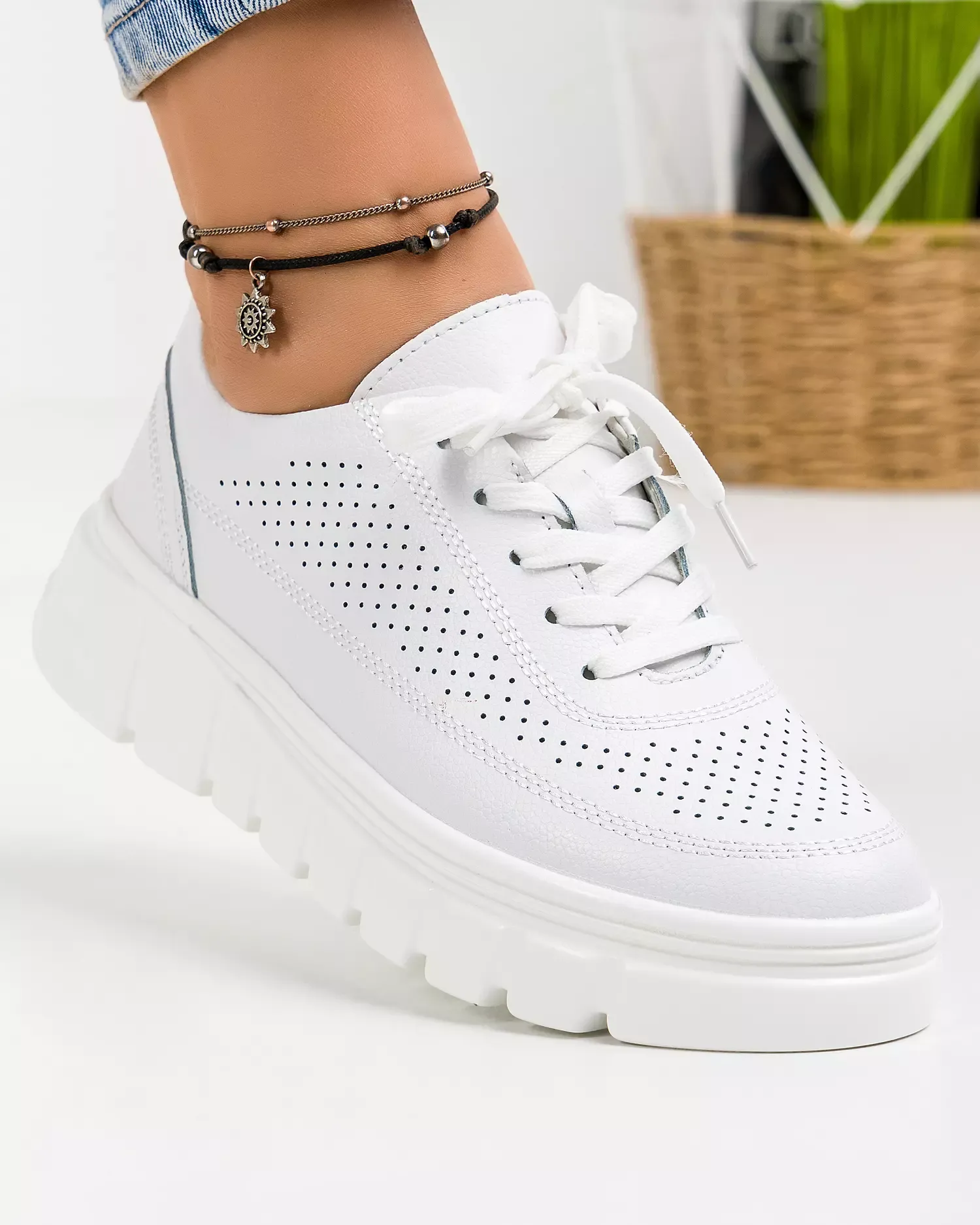 products/580/pantofi-casual-dama-piele-naturala-albi-cu-inchidere-siret-si-cusatura-decorativa-aw469-47842.webp