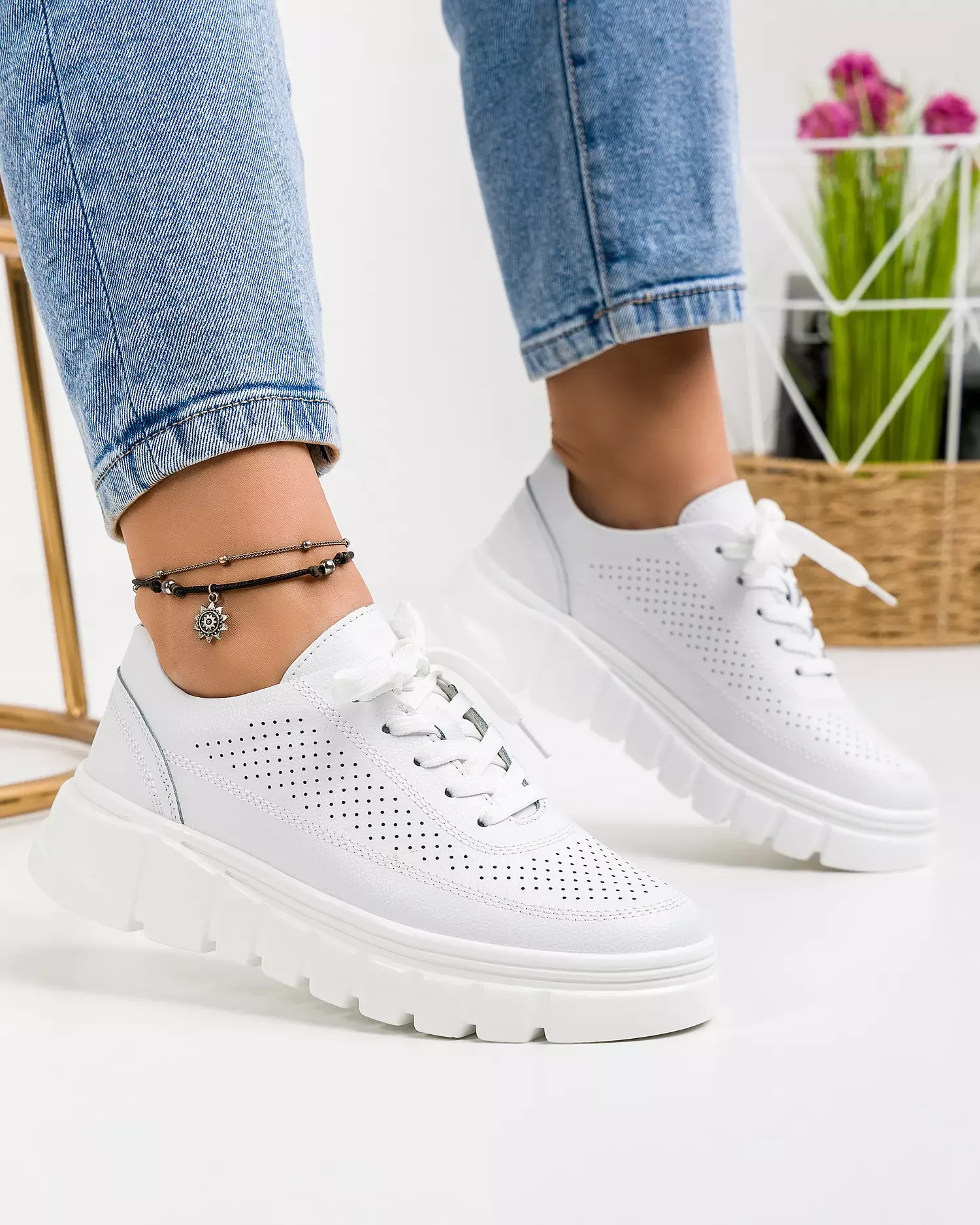 products/580/pantofi-casual-dama-piele-naturala-albi-cu-inchidere-siret-si-cusatura-decorativa-aw469-47845.webp