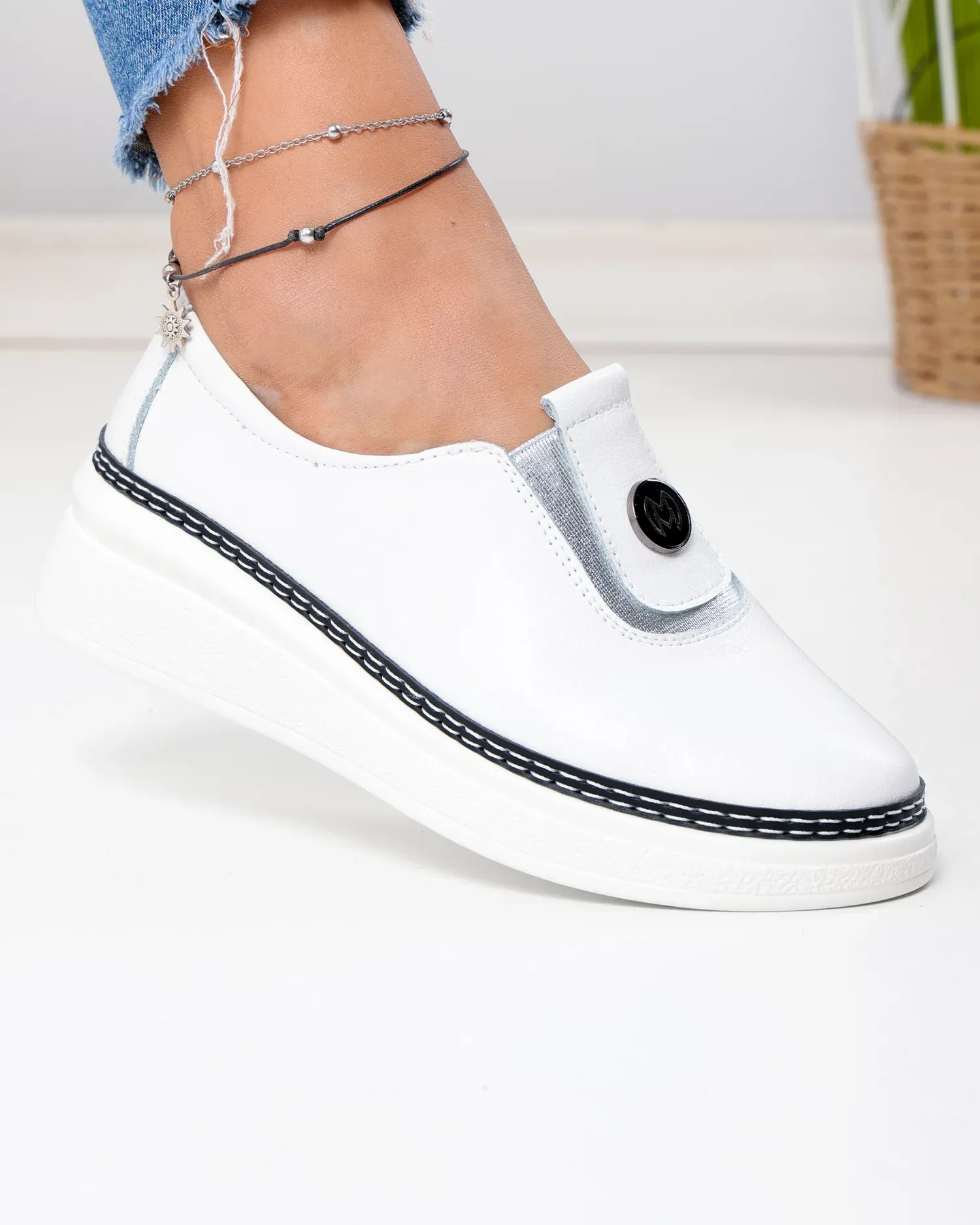 products/580/pantofi-casual-dama-piele-naturala-albi-cu-inchidere-slip-on-jy6709-103858.webp