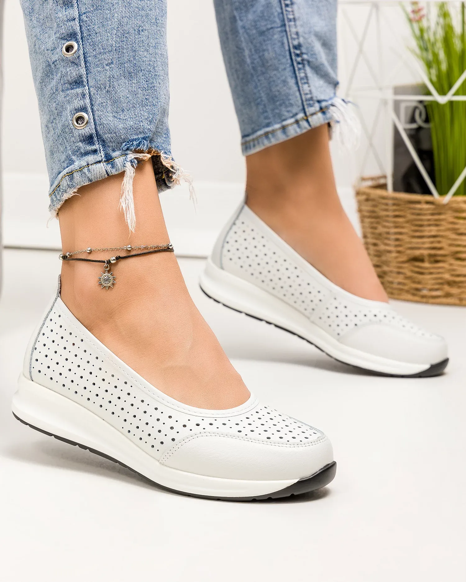 products/580/pantofi-casual-dama-piele-naturala-albi-perforati-cu-varf-rotund-t-3026-76159.webp