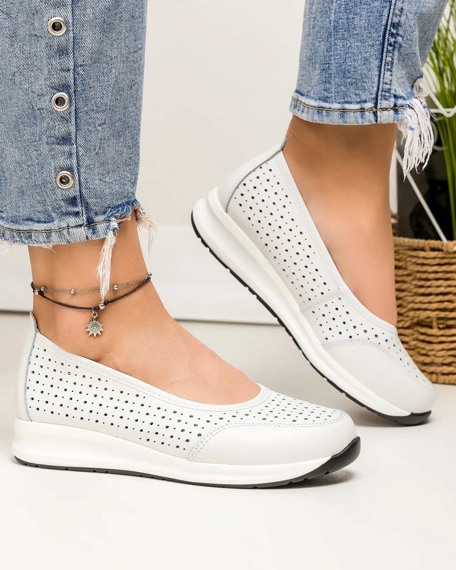 products/580/pantofi-casual-dama-piele-naturala-albi-perforati-cu-varf-rotund-t-3026-76168.webp