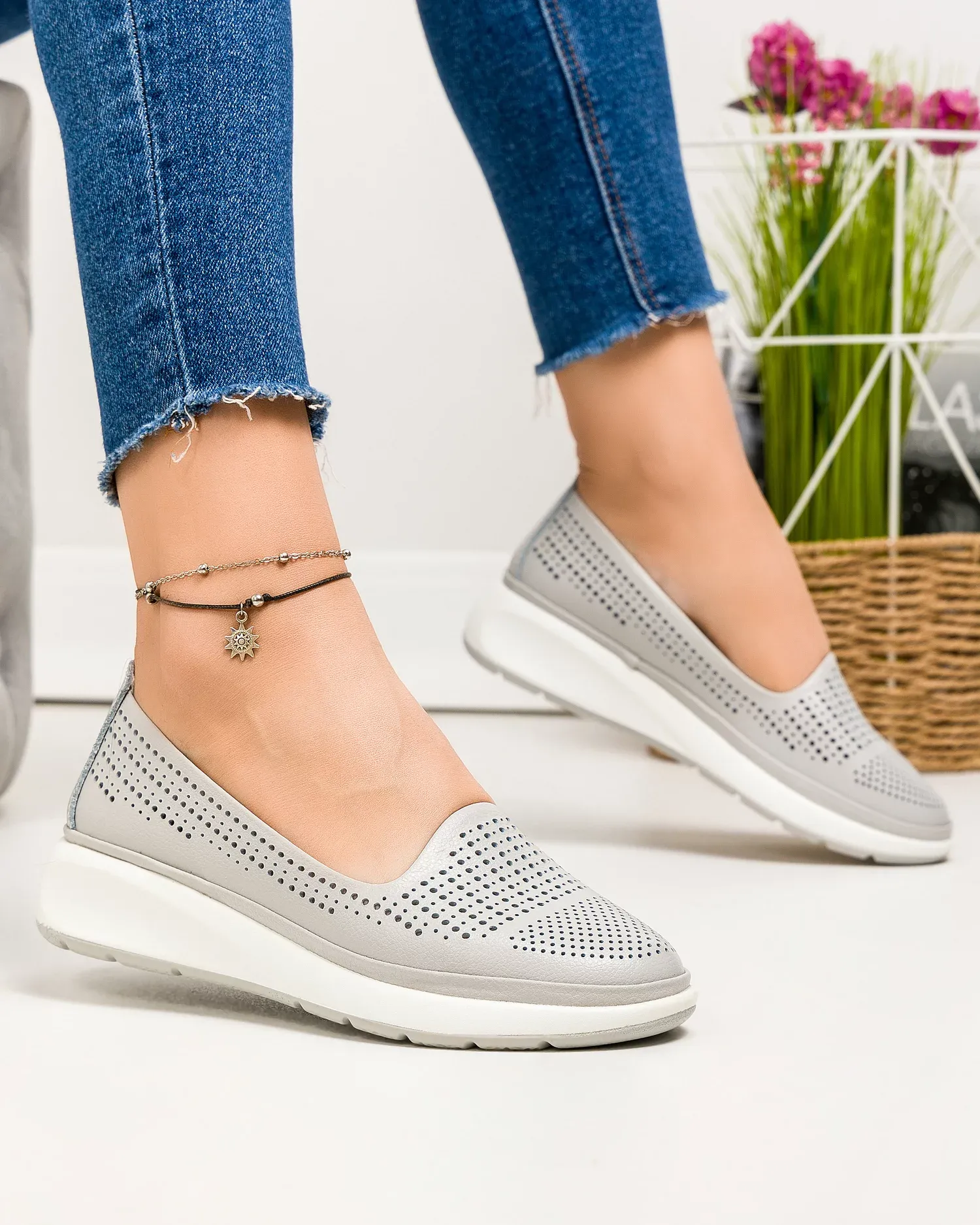 products/580/pantofi-casual-dama-piele-naturala-gri-perforati-cu-inchidere-slip-on-jy3952-79123.webp