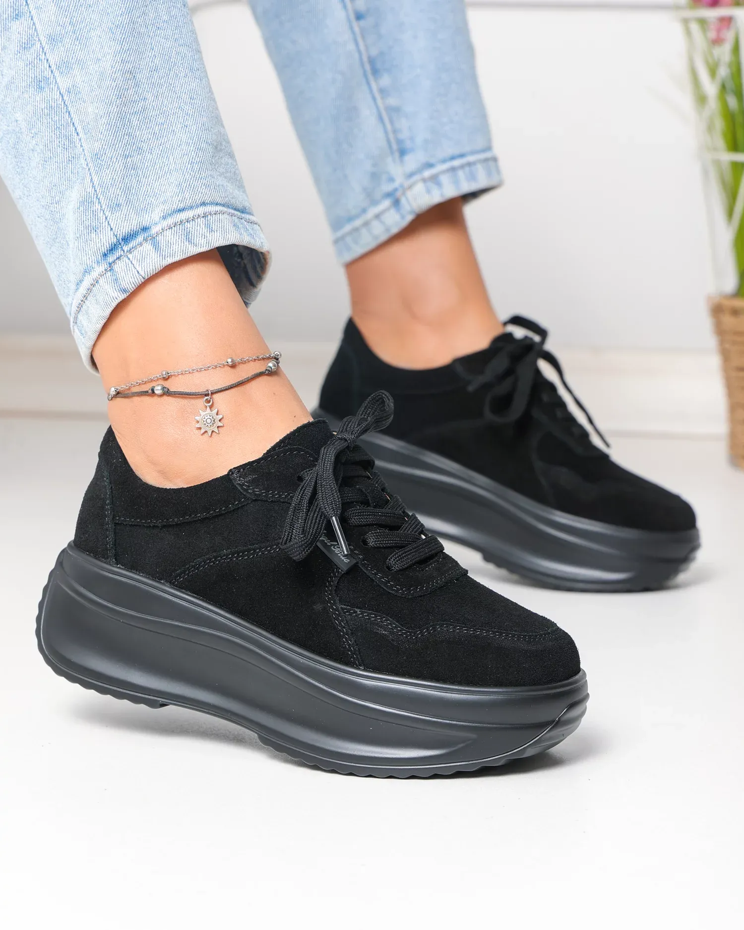 products/580/pantofi-casual-dama-piele-naturala-intoarsa-negri-cu-inchidere-sireturi-f002-673-104575.webp