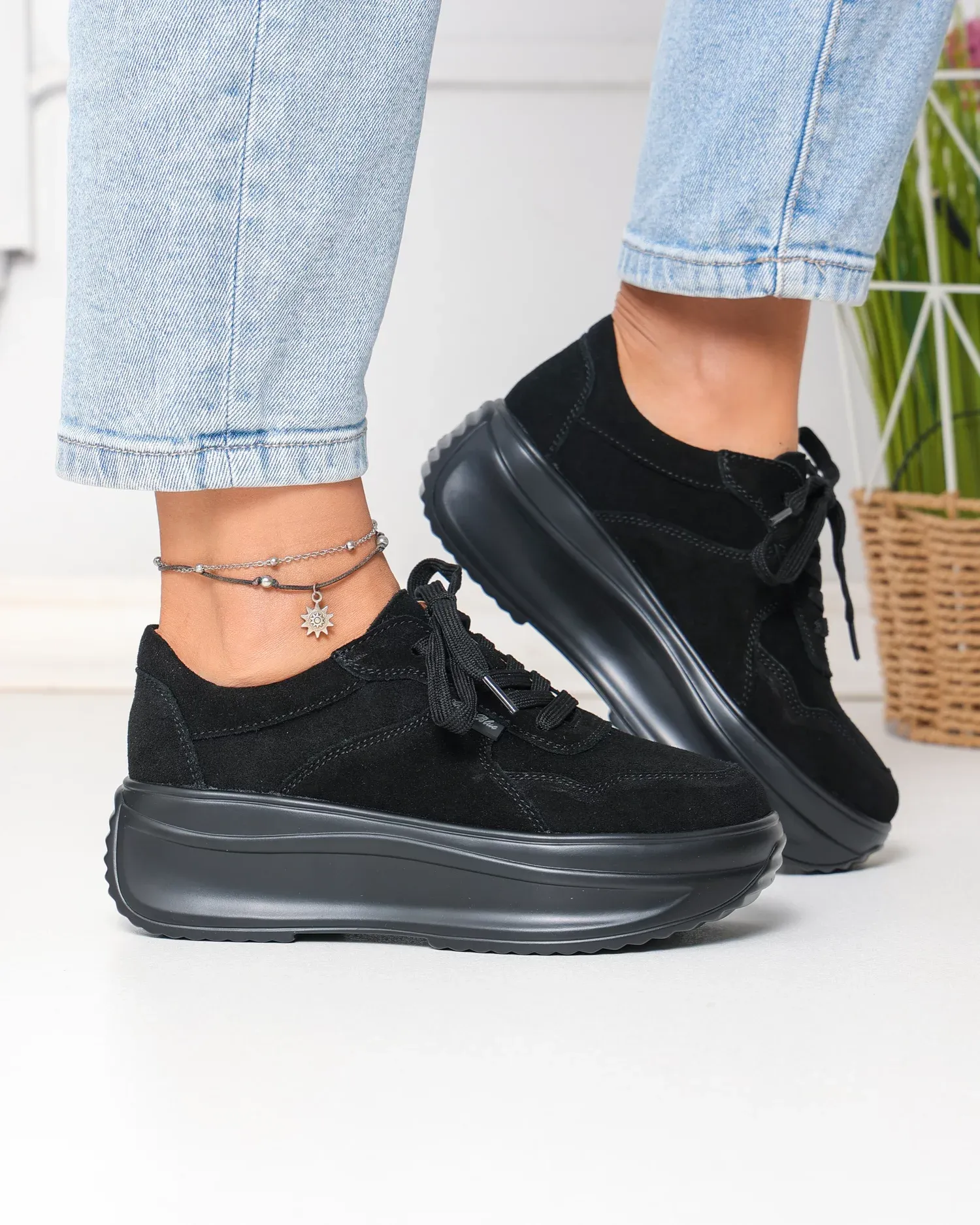 products/580/pantofi-casual-dama-piele-naturala-intoarsa-negri-cu-inchidere-sireturi-f002-673-104584.webp