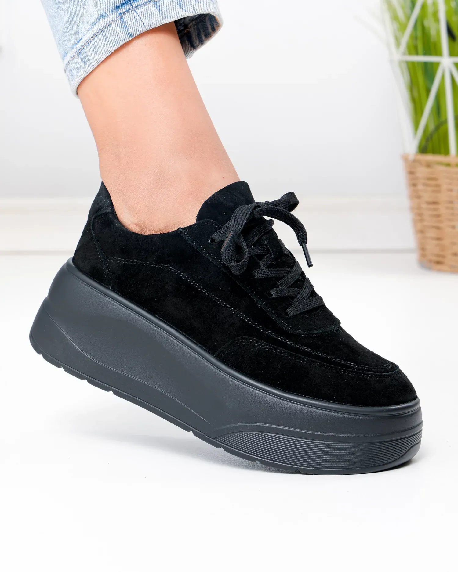 products/580/pantofi-casual-dama-piele-naturala-intoarsa-negri-cu-inchidere-sireturi-si-talpa-groasa-f005-033-104269.webp