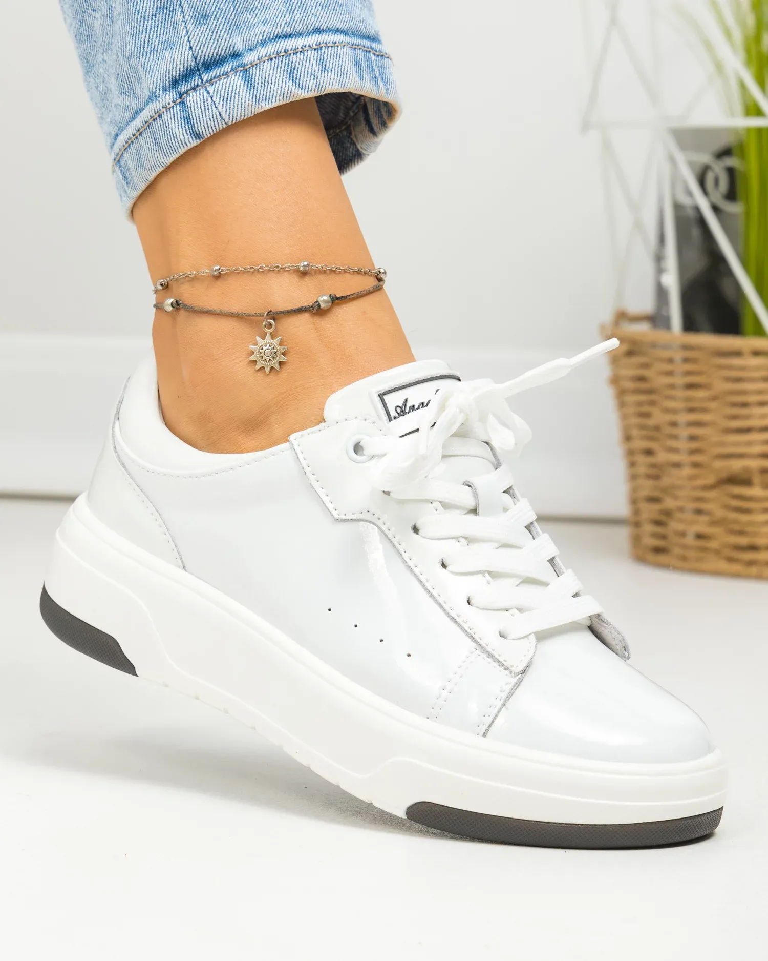 products/580/pantofi-casual-dama-piele-naturala-lacuita-albi-cu-inchidere-sireturi-si-varf-rotund-f002-288-84307.webp