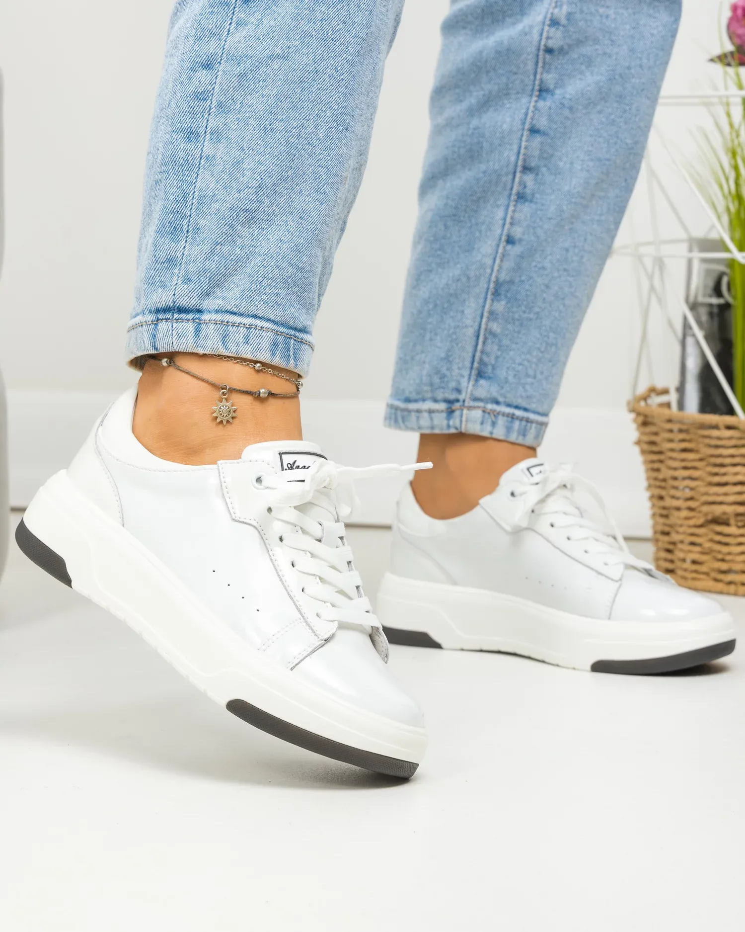 products/580/pantofi-casual-dama-piele-naturala-lacuita-albi-cu-inchidere-sireturi-si-varf-rotund-f002-288-84316.webp